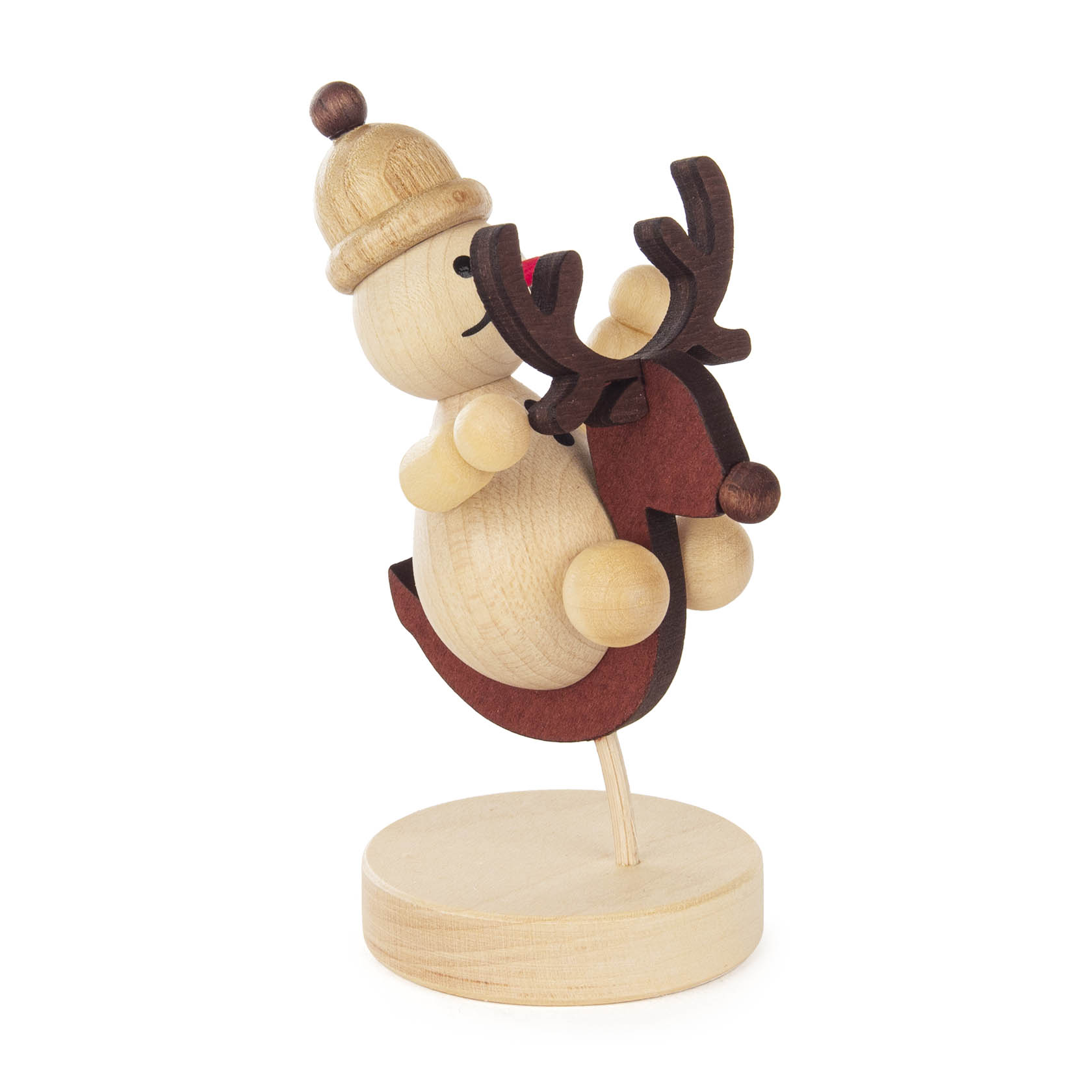 Holzfigur Schneemann mit rotem Schaukelpferd, braunen Armen wie Geweihen und einem gelben Hut auf einem runden Holzsockel.