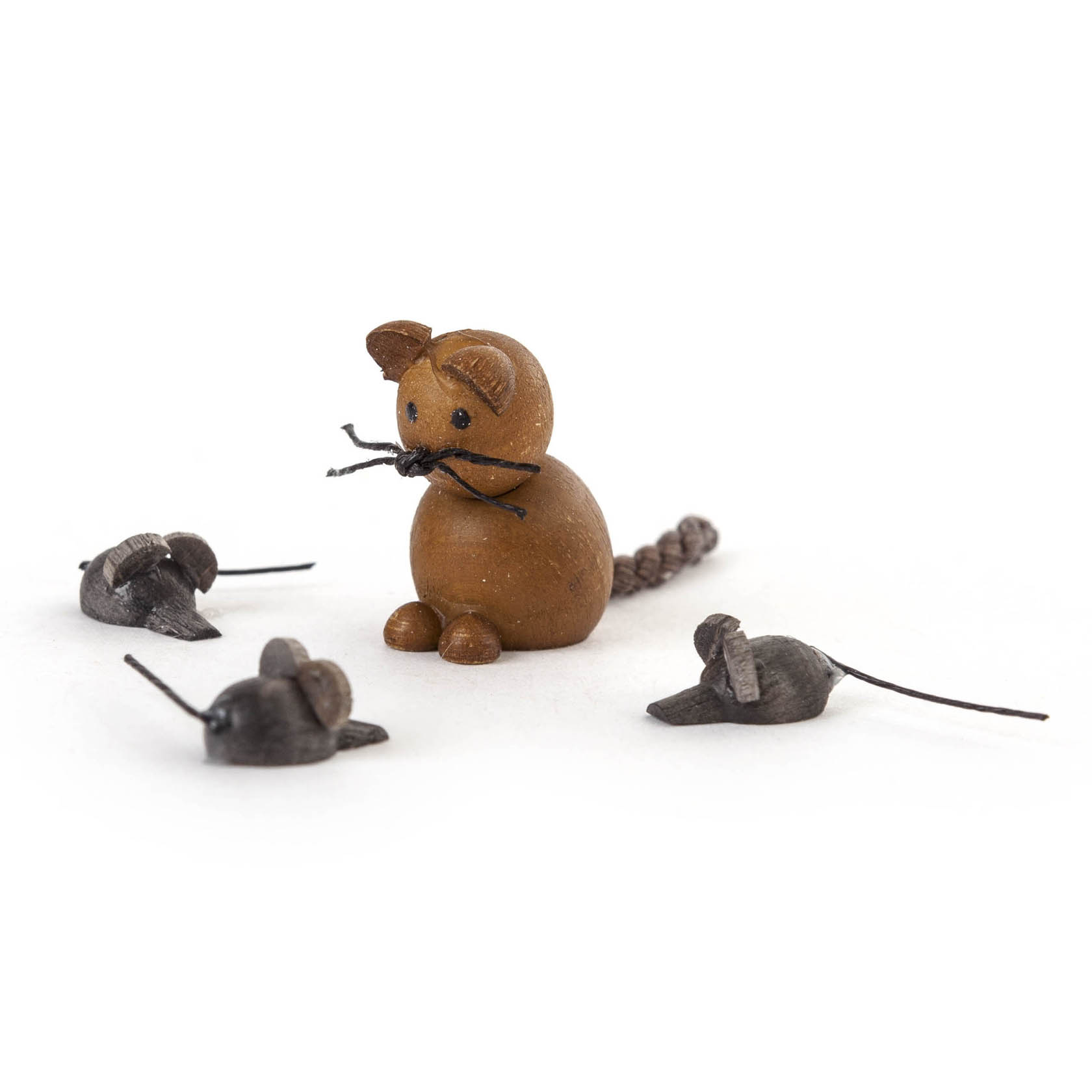 Eine kleine braune Skulptur einer Katze sitzt umgeben von drei grauen Mausfiguren auf weißem Hintergrund. im Dregeno Online Shop günstig kaufen