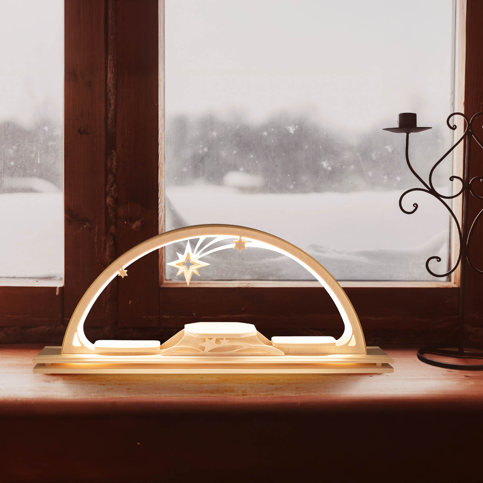 Ein elektrisch beleuchteter Schwibbogen aus Holz mit LED-Lichtern auf einer Fensterbank. Der Schwibbogen ist in einem minimalistischen Design gehalten.
