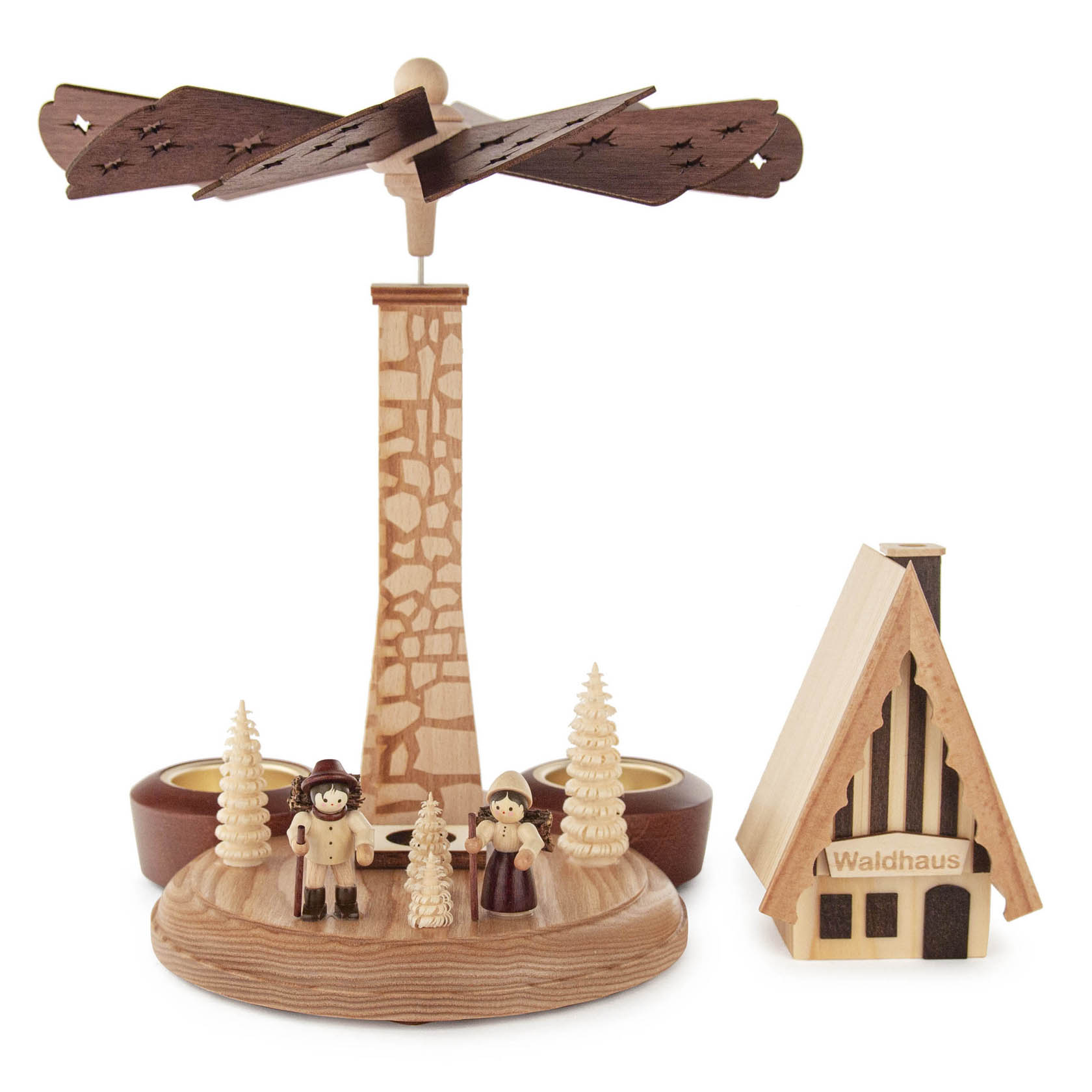 Holzspielzeug-Räucherpyramide mit einem mittleren Turm, umgeben von zwei Figuren und drei Bäumen. Rechts steht ein kleines Häuschen mit der Aufschrift 'Waldhaus'.