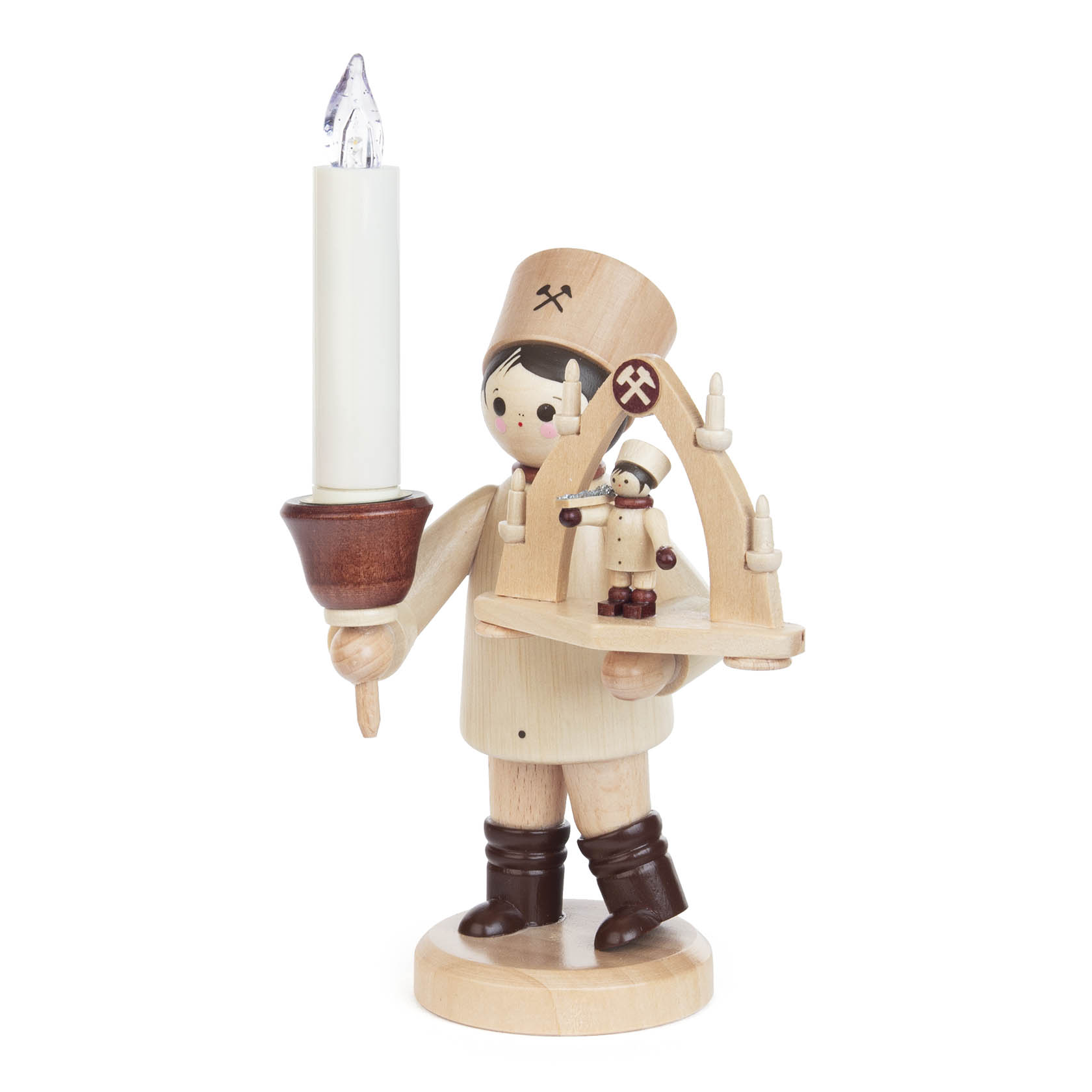 Holzfigur eines Bergmanns, der einen Schwibbogen mit LED-Kerze trägt. Der Bergmann hat braune Stiefel und einen typischen Hut.