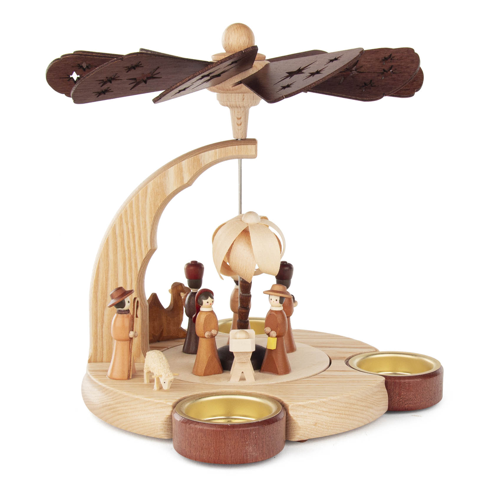 Holzpyramide mit Figuren der Geburt Christi und Teelichthaltern. Drei Figuren umgeben die Krippe, darunter Maria, Josef und ein Hirte. Ein Engel schwebt darüber.