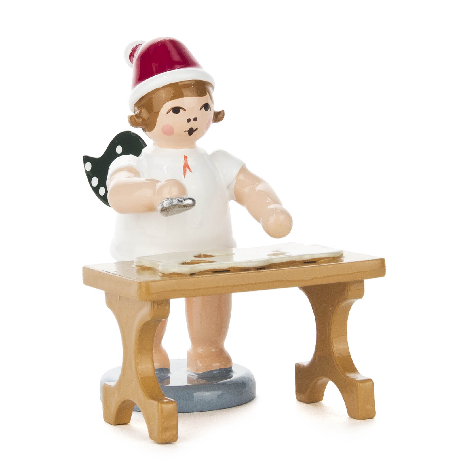 Bäckerengel am Tisch mit Ausstechform und Mütze im Dregeno Online Shop günstig kaufen