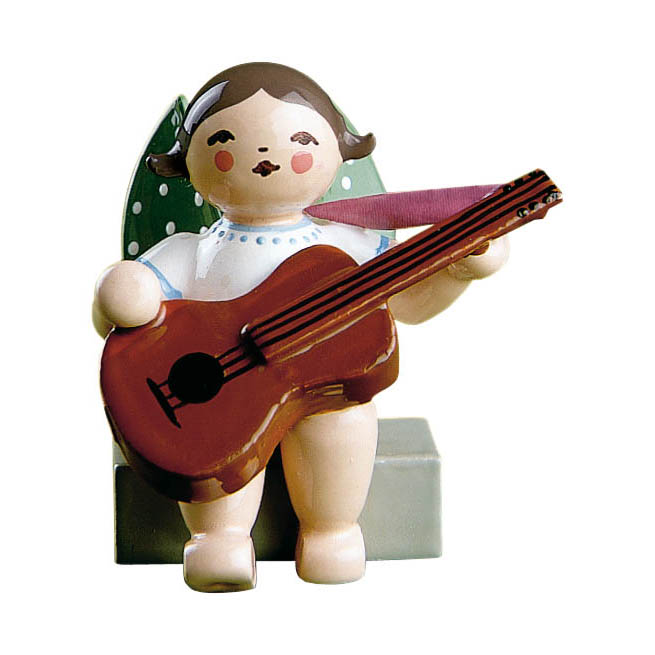A wooden angel figurine with green polka-dot wings, sitting on a rectangular base and holding a brown guitar with a pink strap. im Dregeno Online Shop günstig kaufen