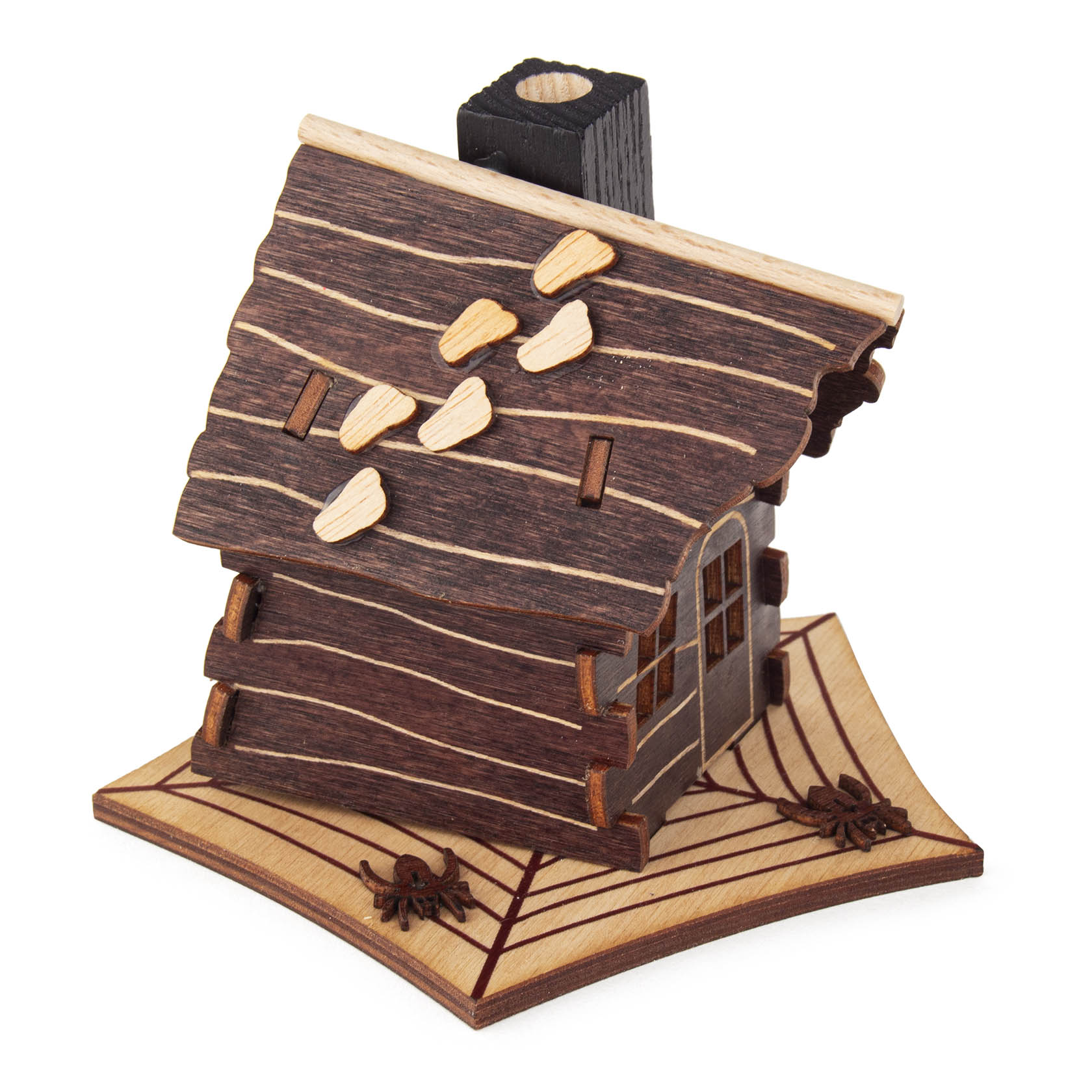 Dunkles Holz-Räucherhaus im rustikalen Stil mit schrägem Dach und Spinnennetzen als Dekor, das auf einer quadratischen Basis steht.