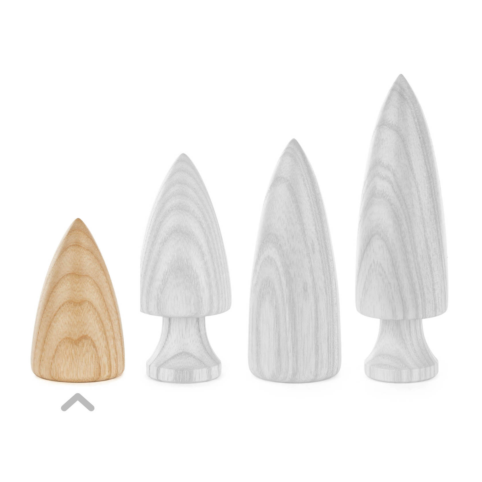Vier hölzerne Figuren in verschiedenen Formen und Größen. Eine natürlich gefärbte, pyramidenförmige Figur und drei weißlich lackierte Figuren.