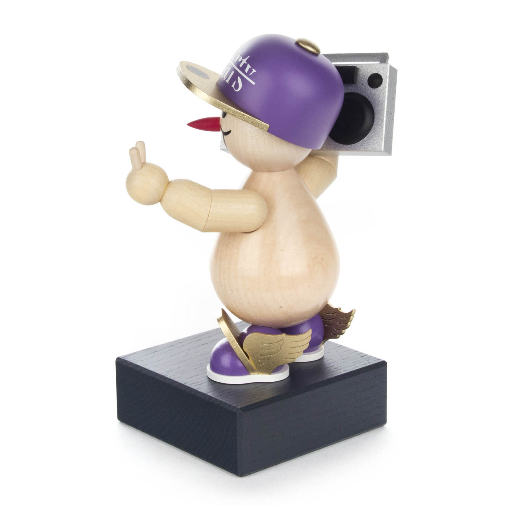 Holzfigur in urbanem Stil mit lila Basecap und Boombox auf der Schulter, zeigt einen coolen Gangsta-Gruß mit der Hand.
