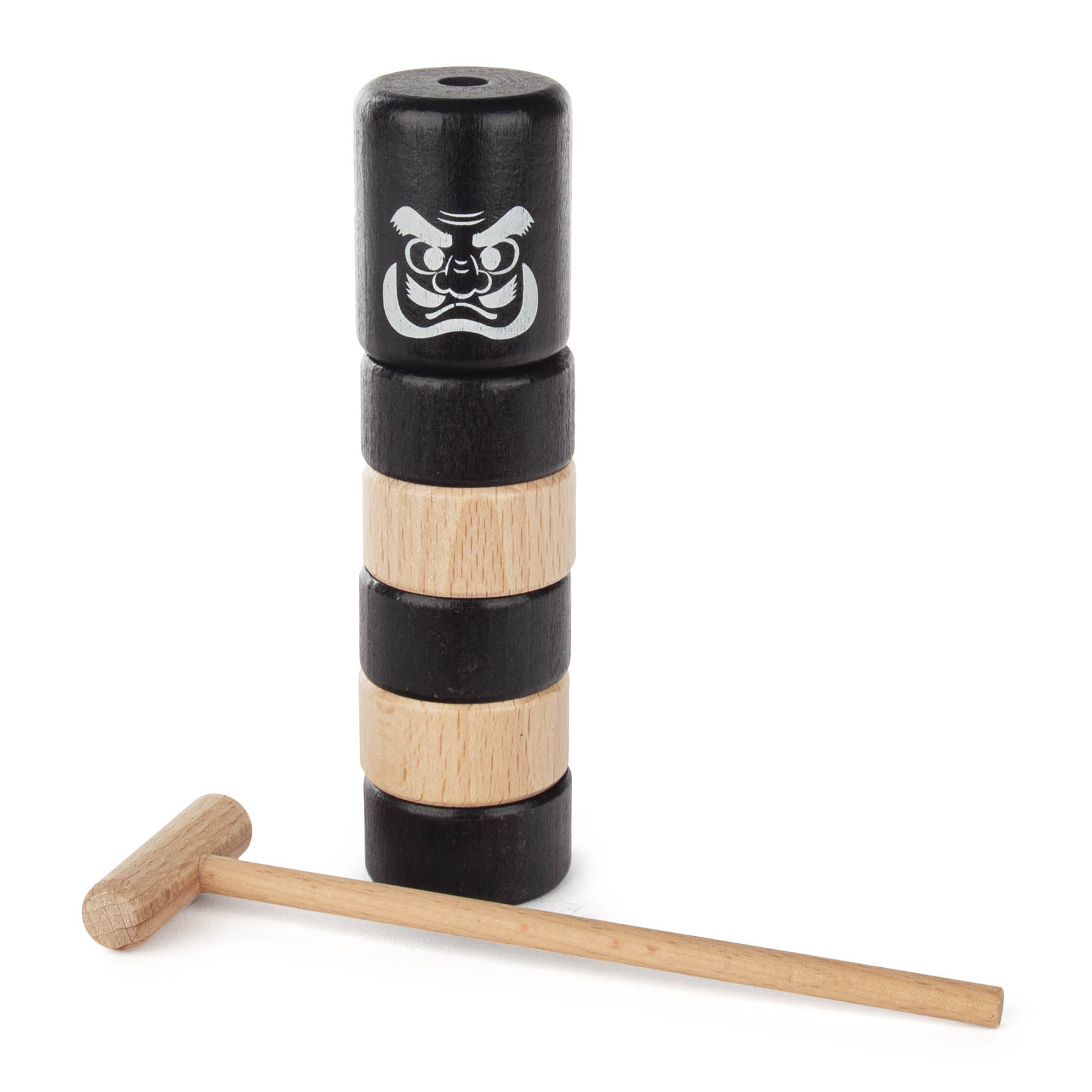 Ein Geschicklichkeitsspiel 'Daruma Otoshi' mit einem Holzstapel aus abwechselnd schwarzen und naturfarbenen Platten, einer bedrohlich dreinblickenden Daruma-Kopfplatte oben und einem kleinen Holzhammer.