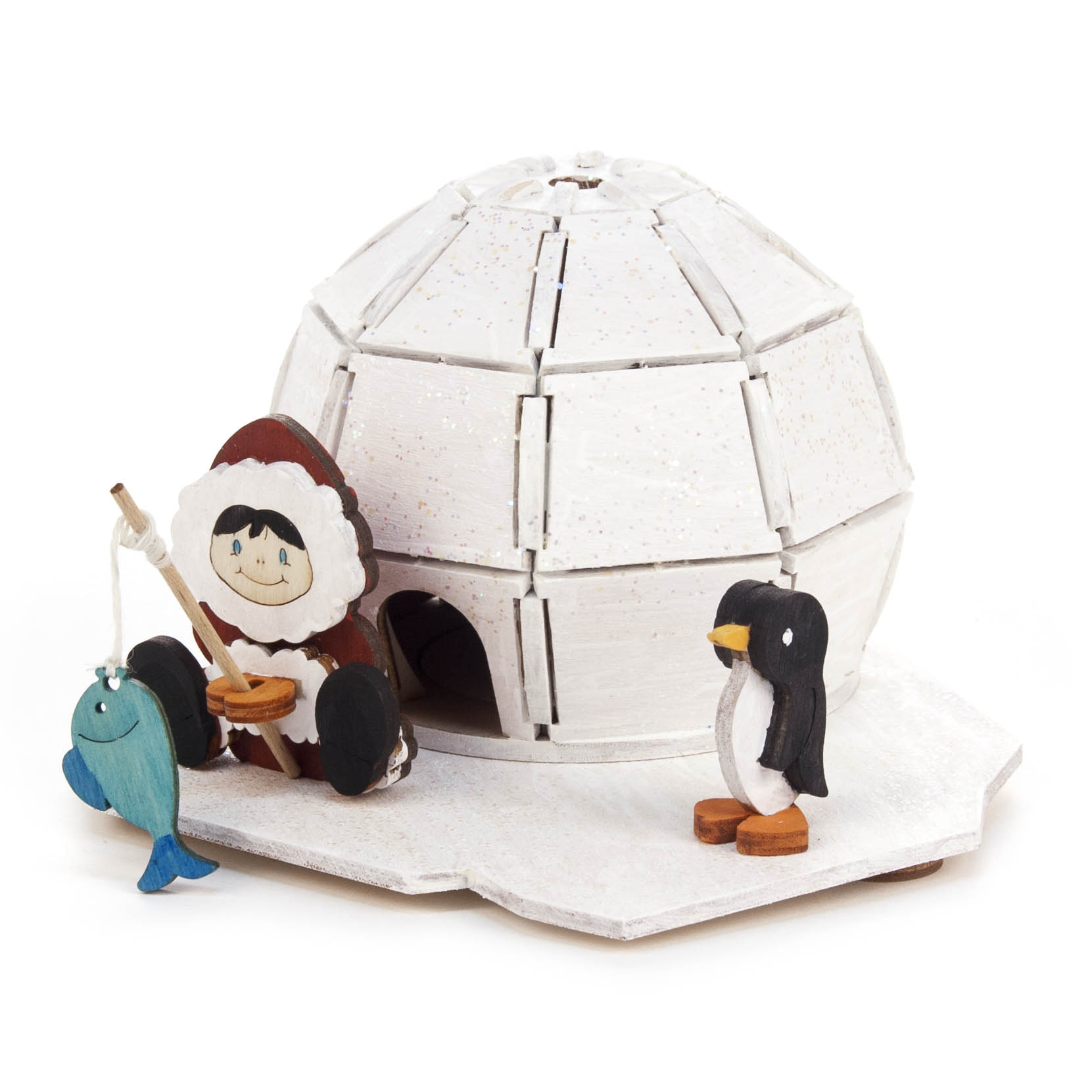 Ein Räucherhaus in Form eines weißen Iglus. Davor sitzt eine Figur eines Inuit mit Angel und Fisch, daneben steht ein kleiner Pinguin.