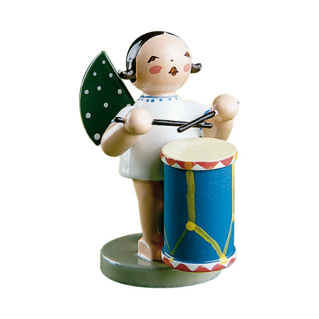 A wooden angel figurine with wings, playing a drum with drumsticks, dressed in a simple white outfit. im Dregeno Online Shop günstig kaufen