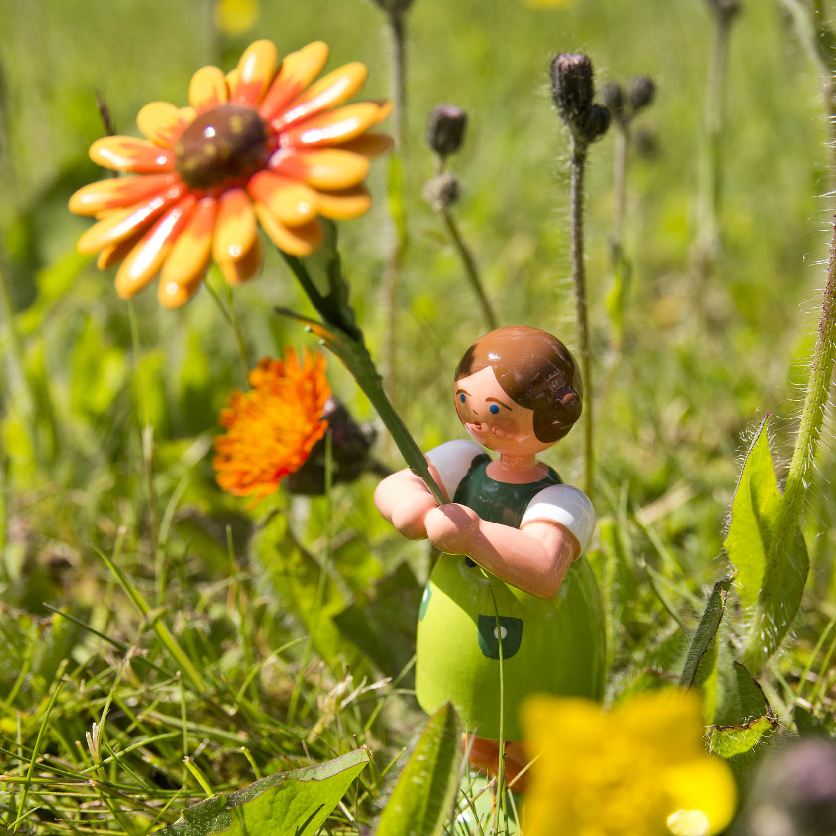 Blumenmädchen mit Kokardenblume