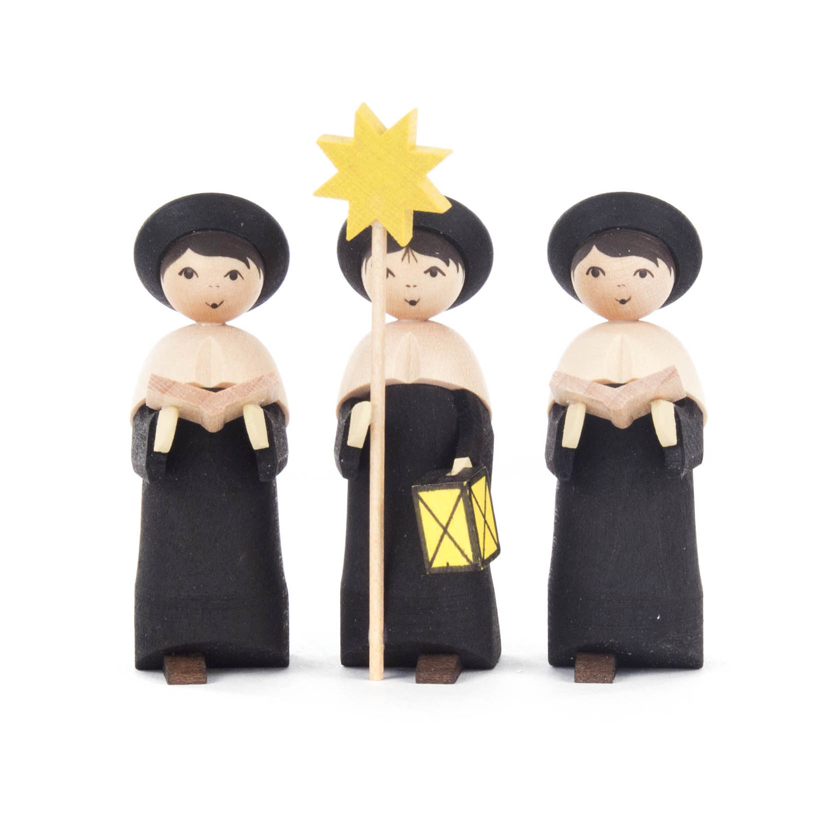 Drei Kurrendefiguren mit schwarzen Gewändern und runden Hüten. Eine Figur trägt eine gelbe Laterne und einen gelben Stern. Alle halten ein Notenbuch.