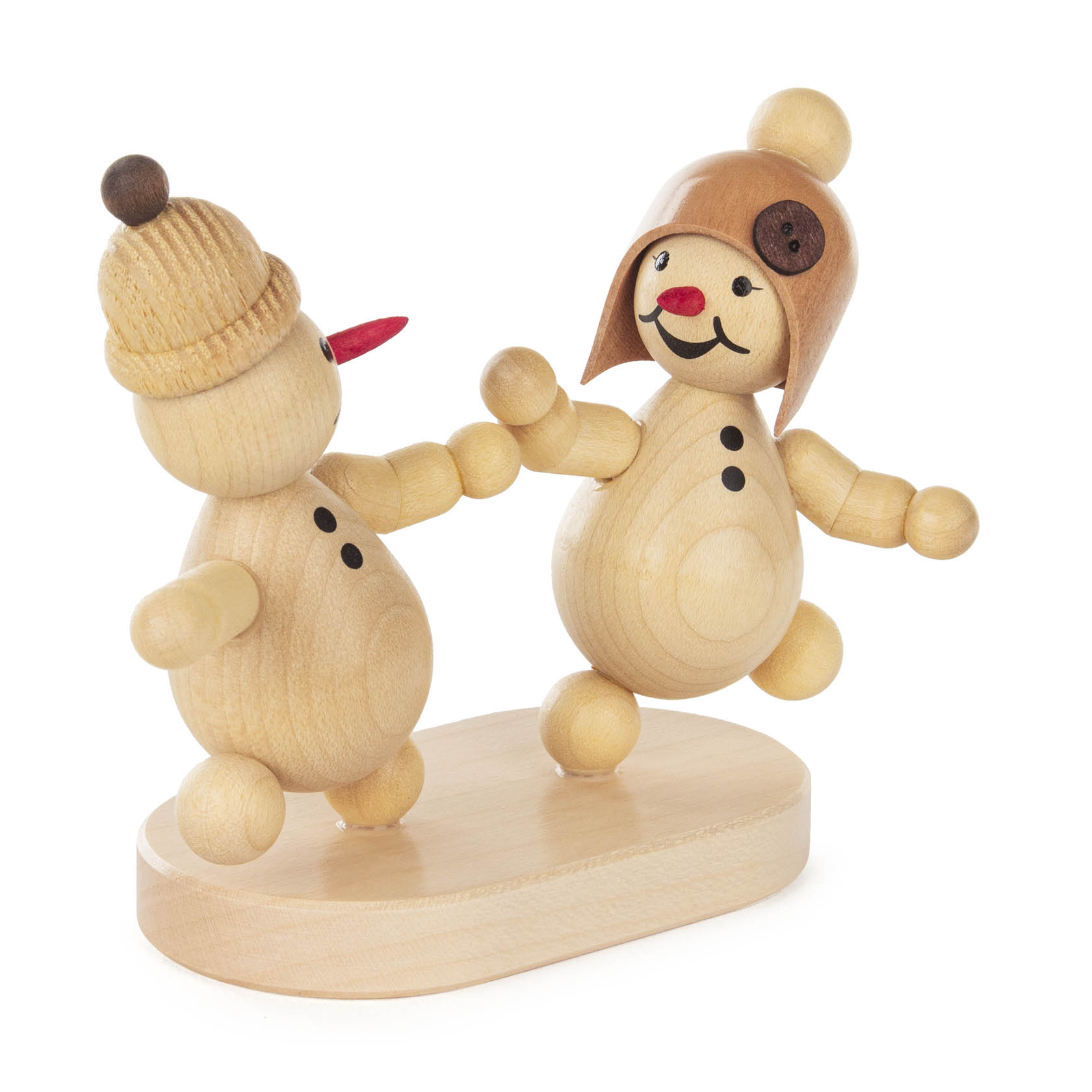 Zwei aus Holz gefertigte Schneemänner auf einem Holzsockel. Einer trägt eine Mütze, der andere einen Hut. Sie halten sich an den Händen und scheinen zu tanzen.