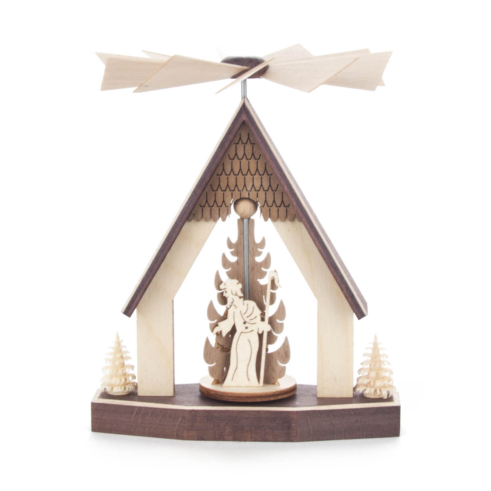 Holz-Wärmespiel mit einem Hausdach, unter dem Maria und Josef neben einem Tannenbaum stehen. Oben ein rotierender Propeller durch Kerzenwärme. im Dregeno Online Shop günstig kaufen