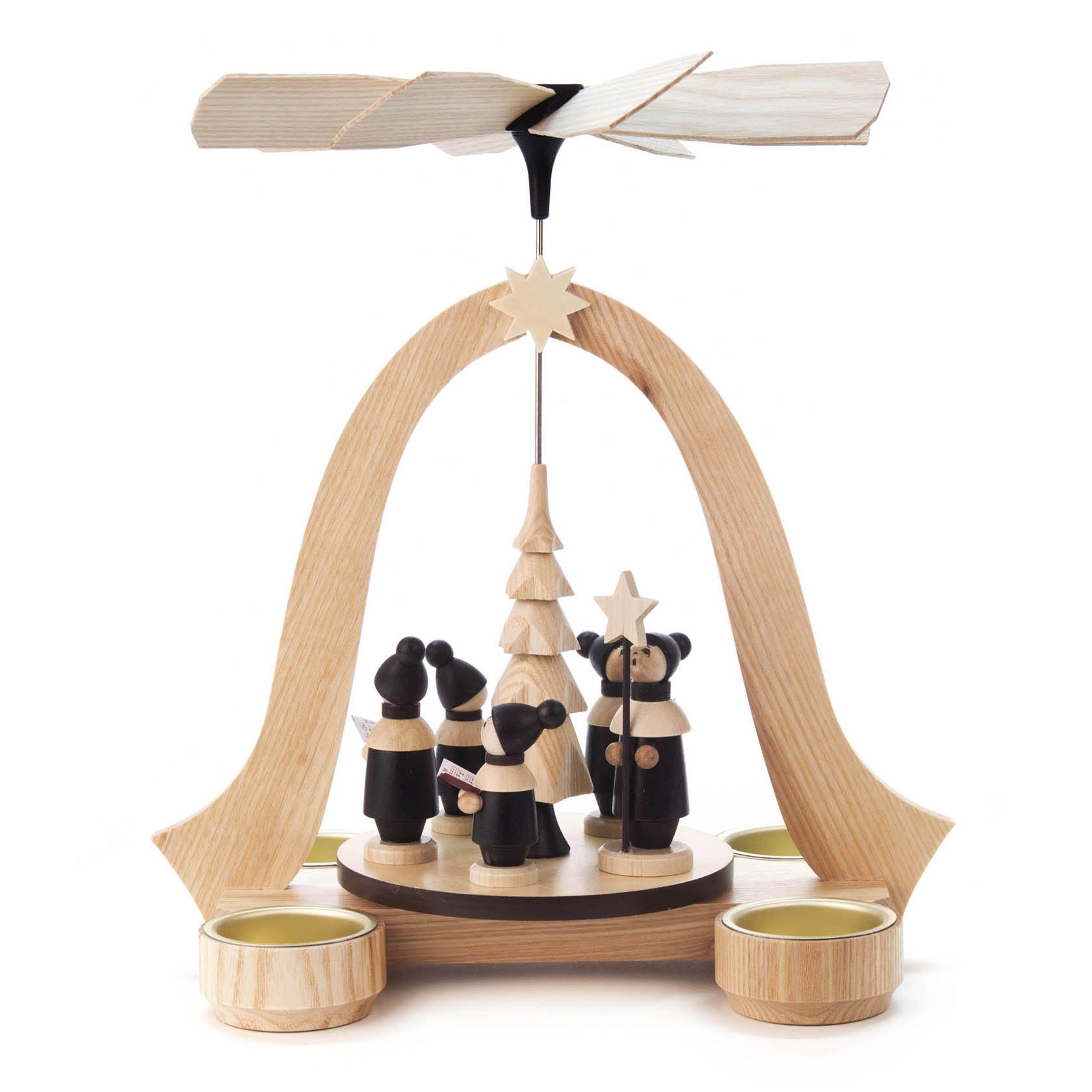 Holzpyramide mit drei Kurrende-Figuren, einem Stern tragend, um einen Baum herum; auf einer Basis mit vier Teelichthaltern. im Dregeno Online Shop günstig kaufen