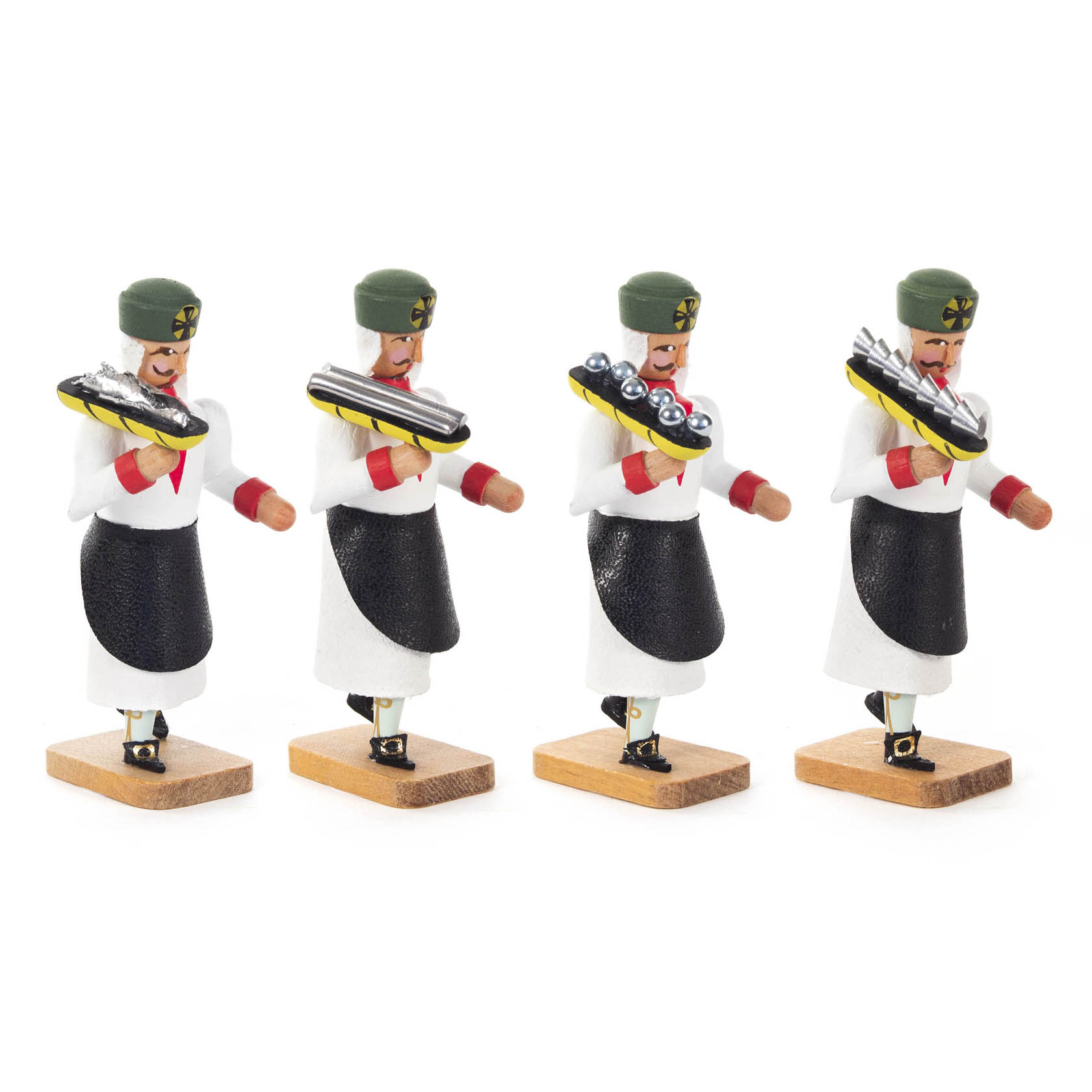 Vier Holzfiguren in traditioneller Bergmannskleidung mit grünen Mützen, jeweils einen Silberbarren tragend. im Dregeno Online Shop günstig kaufen