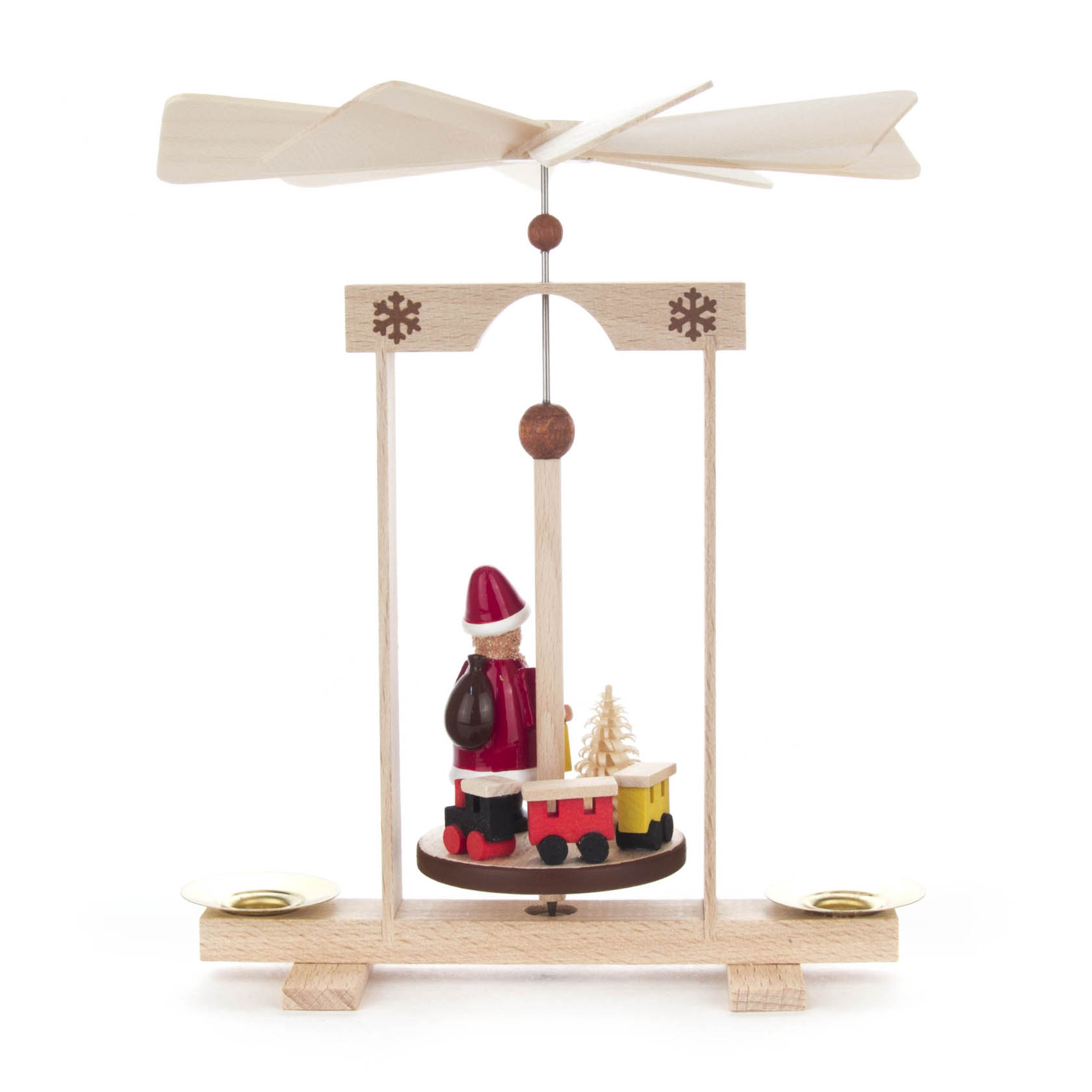Ein Weihnachtswärmespiel aus Holz mit einer sich drehenden Figur von Ruprecht, einem Spielzeugzug und einem Weihnachtsbaum, angetrieben durch zwei Kerzen. im Dregeno Online Shop günstig kaufen