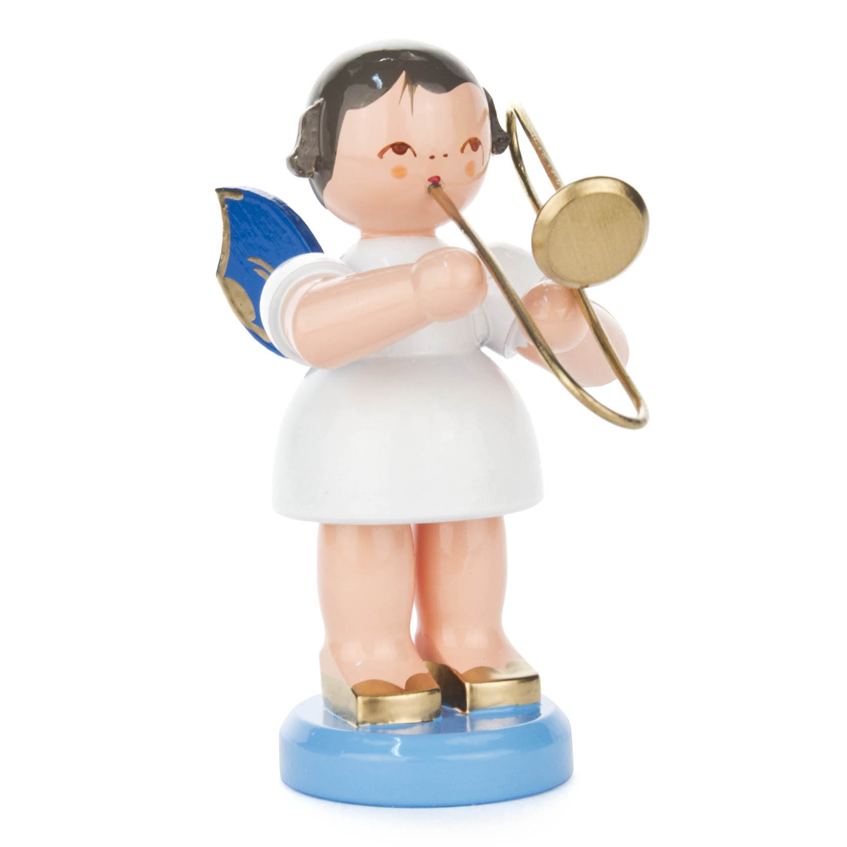 Holzfigur eines Engels mit blauer Flügel, der eine goldene Posaune hält. Der Engel trägt ein weißes Kleid und steht auf einem hellblauen Sockel. im Dregeno Online Shop günstig kaufen