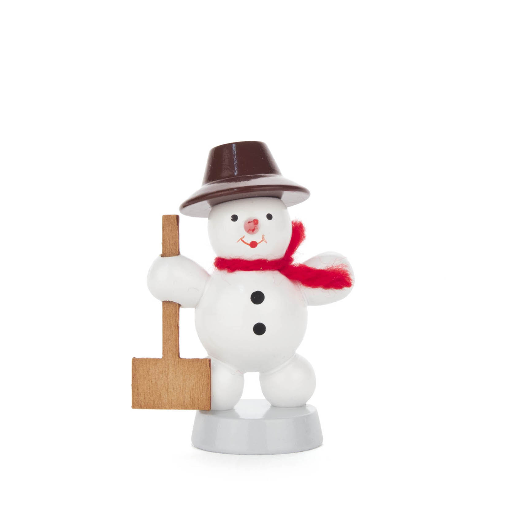 Ein lächelnder Schneemann aus Holz mit rotem Schal und braunem Hut, hält eine Holzschaufel. Der Schneemann steht auf einem runden grauen Sockel. im Dregeno Online Shop günstig kaufen