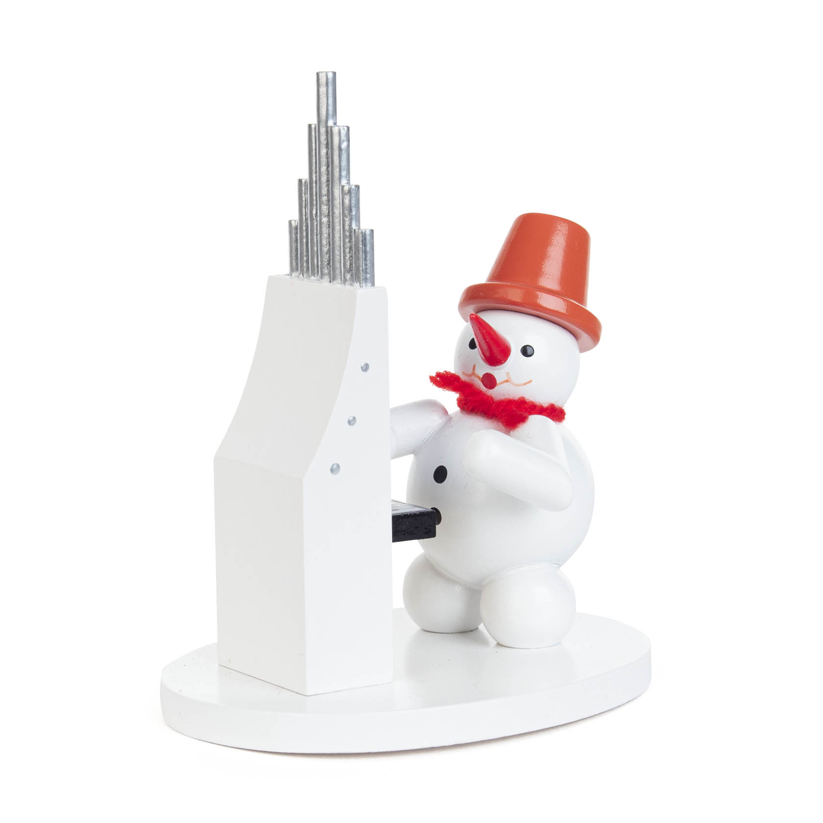 Ein kleiner Schneemann aus Holz mit rotem Hut und Schal spielt eine weiße Orgel. Der Schneemann hat ein freundliches Lächeln und eine Karottennase. im Dregeno Online Shop günstig kaufen