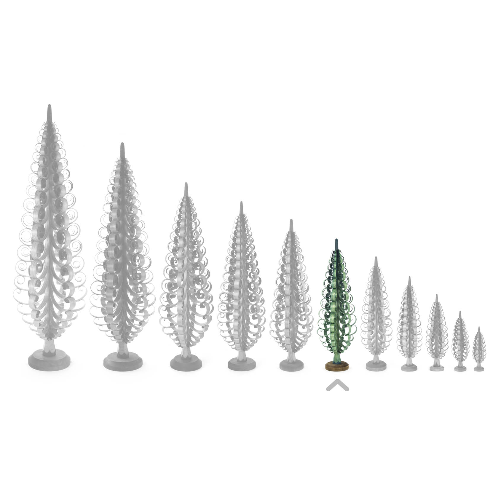 Eine Reihe von elf Spanbäumen in aufsteigender Größe. Der zweitgrößte Baum ist grün und 35 cm hoch.