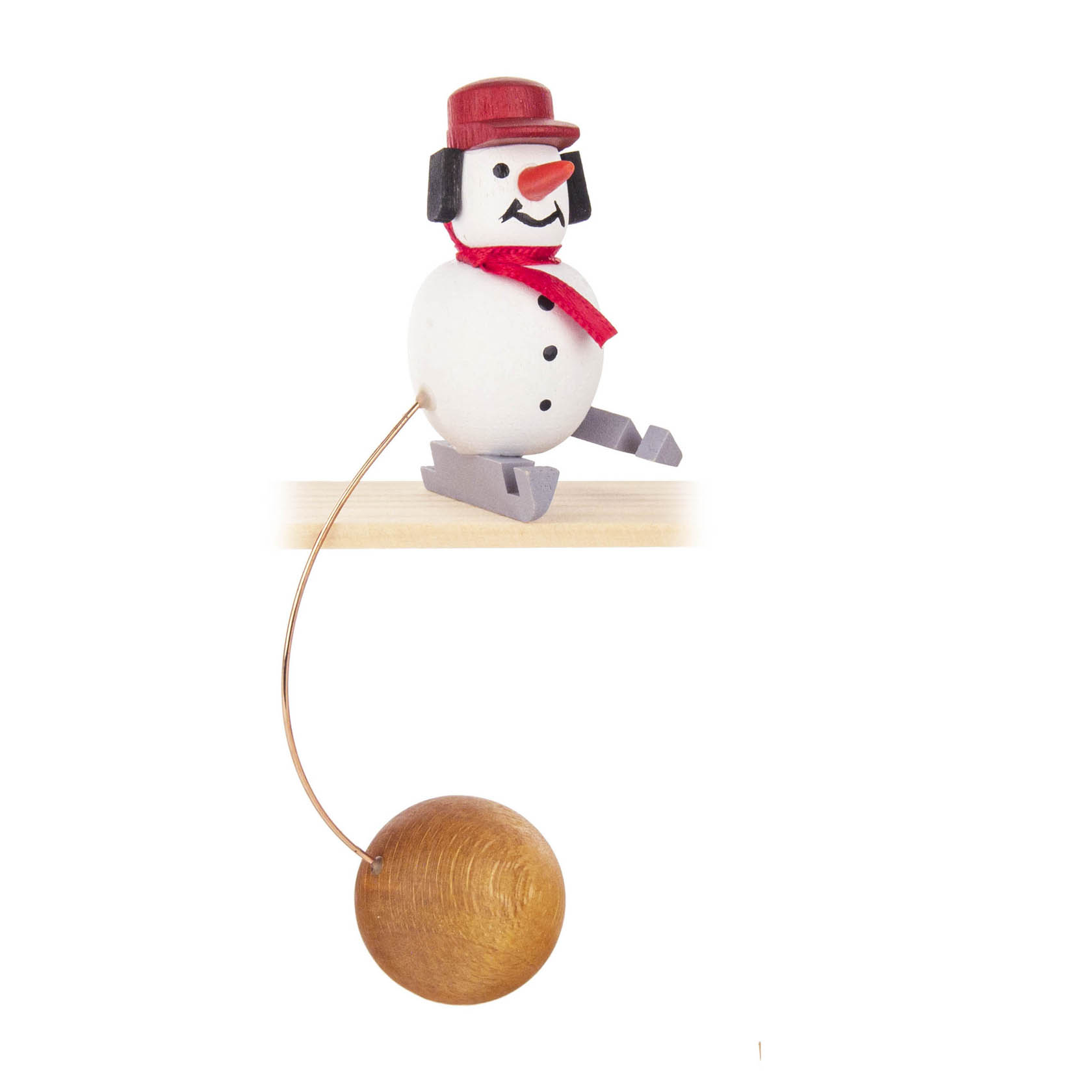 Eine Schaukelfigur in Form eines lächelnden Schneemanns mit rotem Hut und Schal sowie schwarzen Ohrenschützern, befestigt an einem Holzstab mit Kugel am Ende. im Dregeno Online Shop günstig kaufen