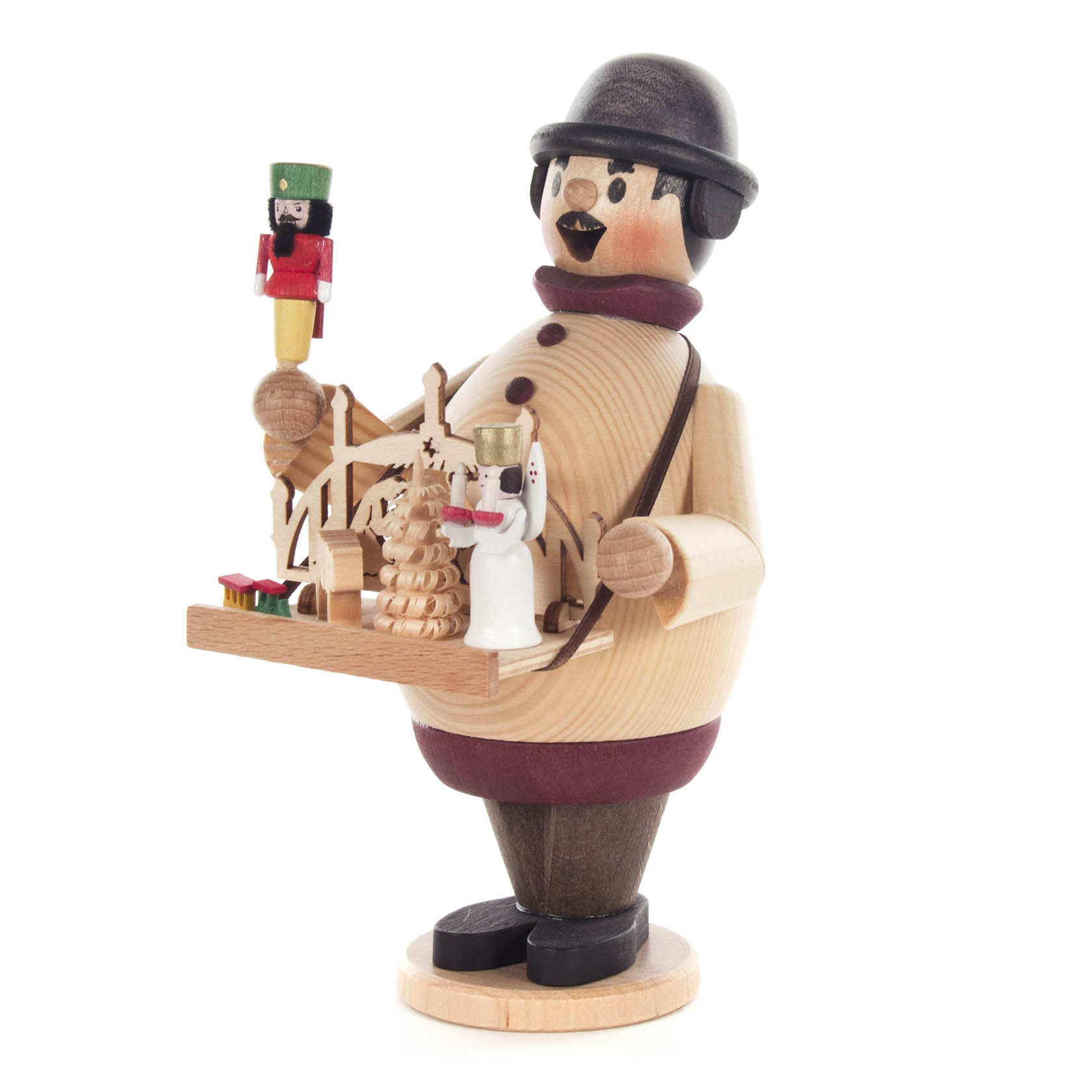 Ein Holzfigur-Räuchermann mit schwarzem Hut, der ein Tablett mit einem Nussknacker und Weihnachtsdeko in den Händen hält.