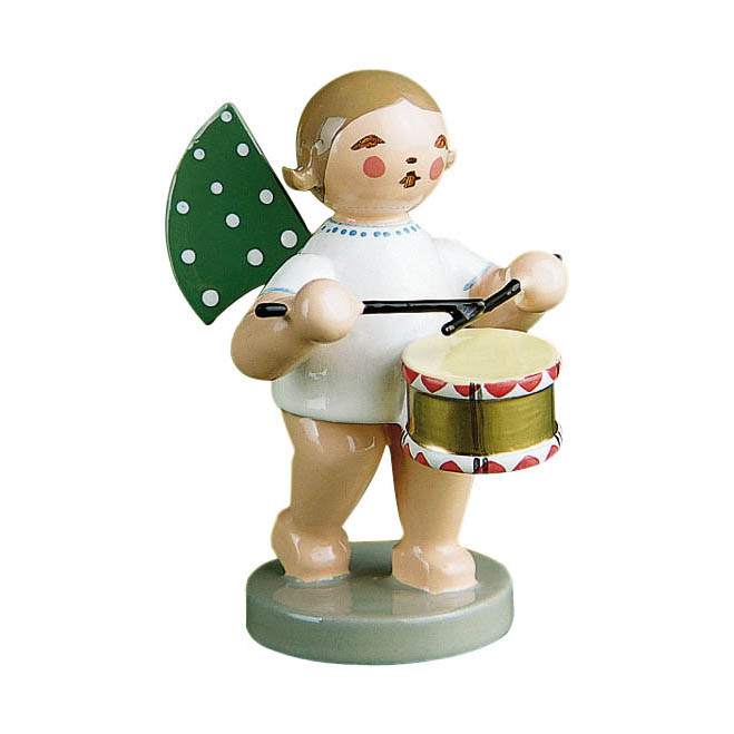 A wooden angel figurine with green polka dot wings, playing a small drum with two drumsticks. It has rosy cheeks and is standing on a round base. im Dregeno Online Shop günstig kaufen