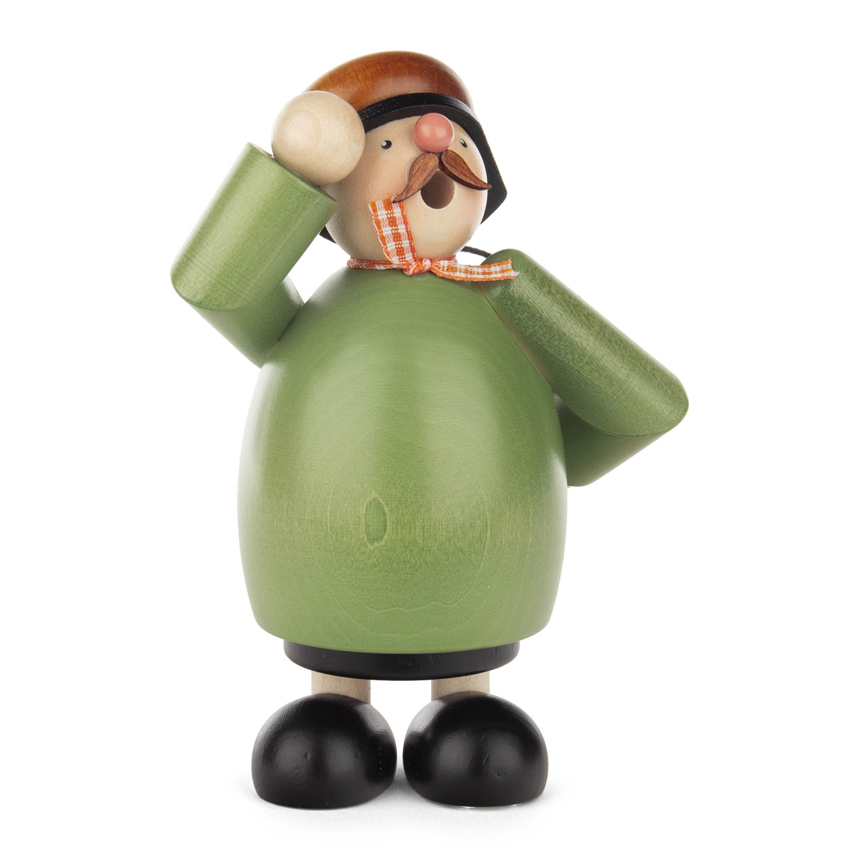 Holzfigur eines Räuchermanns mit grünem Mantel, Schal, schwarzem Hut, schwarzer Nase und schwarzen Schuhen. Er hält die Hand an die Mütze.