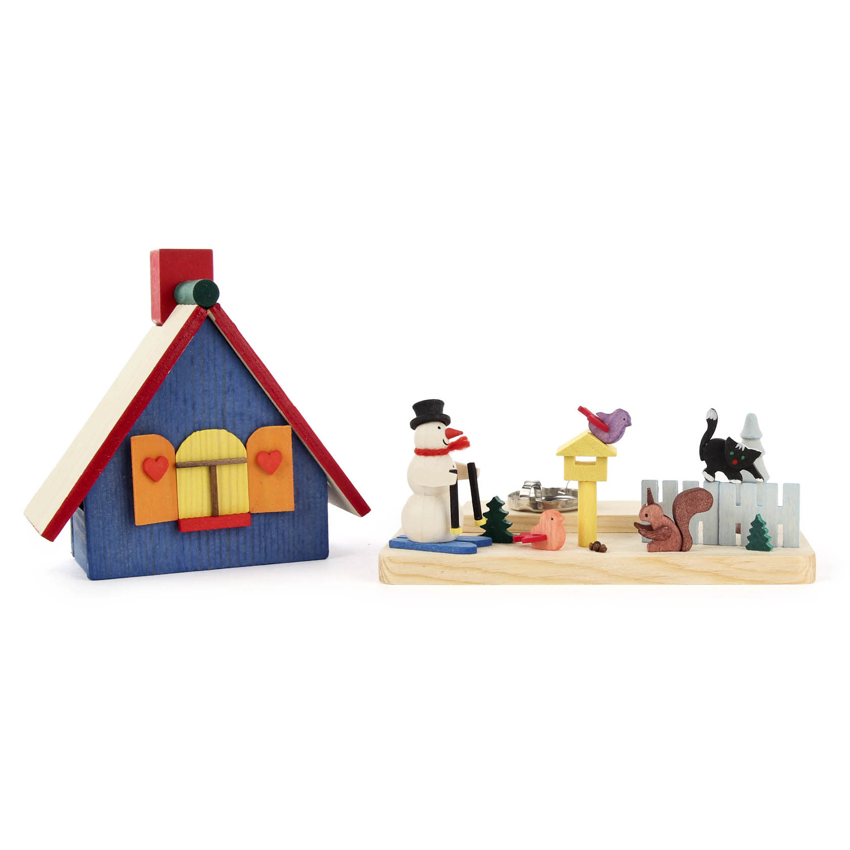 Ein buntes Räucherhaus neben einer Holzplattform mit einem Schneemann, Vogelhäuschen, Eichhörnchen, Vogel, Baum und Zaun.