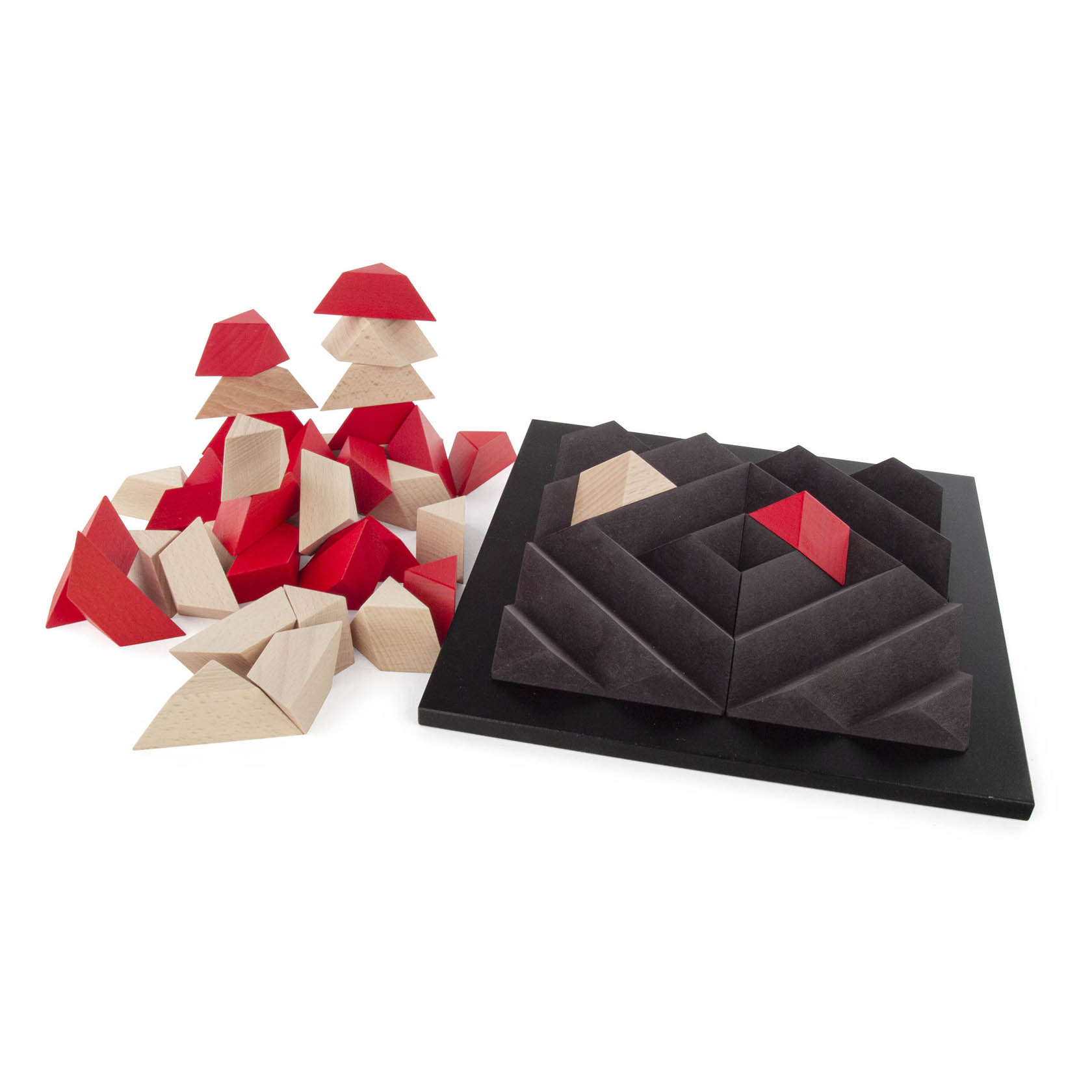 Ein geometrisches Puzzle-Set bestehend aus rot und naturholzfarben lackierten Holzteilen und einer schwarzen Spielbrettfläche, auf der einige Teile bereits angeordnet sind.