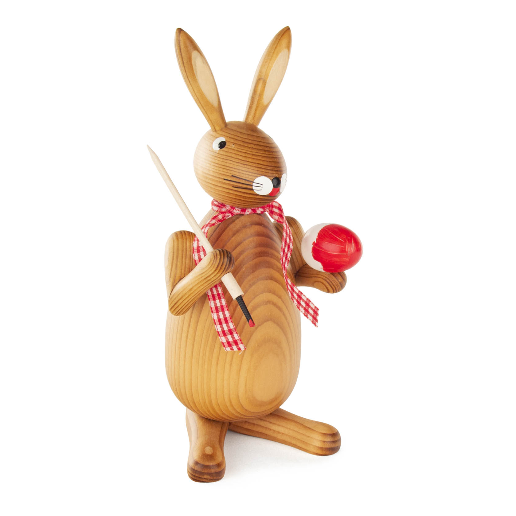Holzfigur eines Hasen mit rotem Halstuch, hält einen Pinsel in der linken Hand und ein rotes Osterei in der rechten Hand. im Dregeno Online Shop günstig kaufen