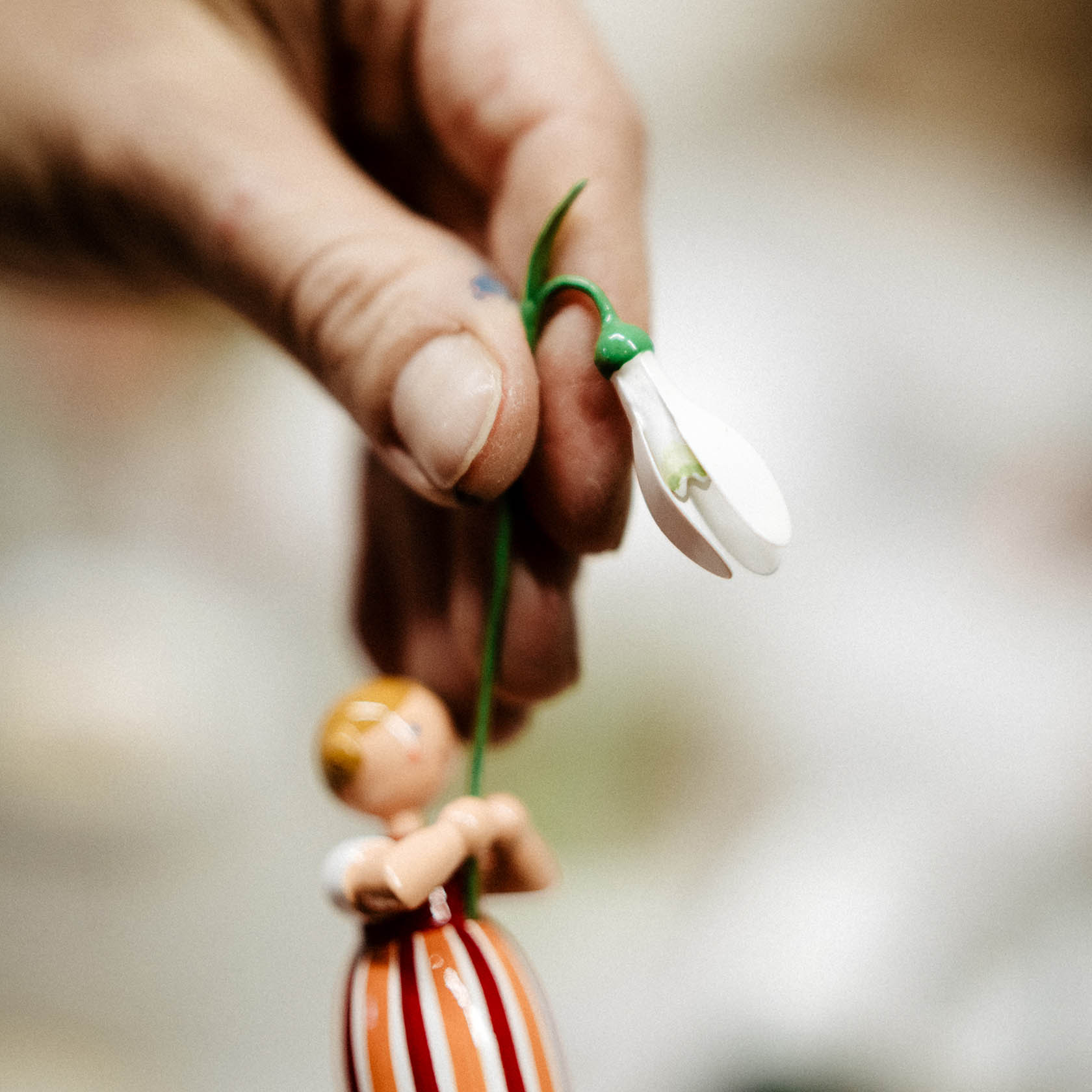 Blumenmädchen mit Schneeglöckchen
