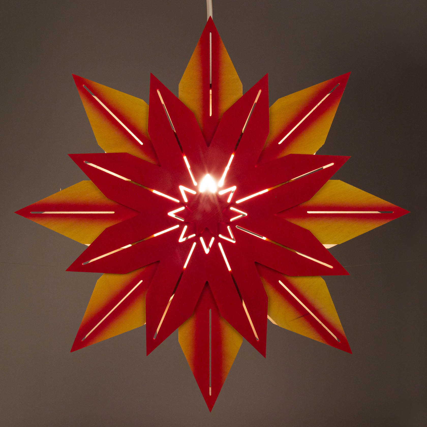 Weihnachtstern gelb-rot mit elektrischer Beleuchtung