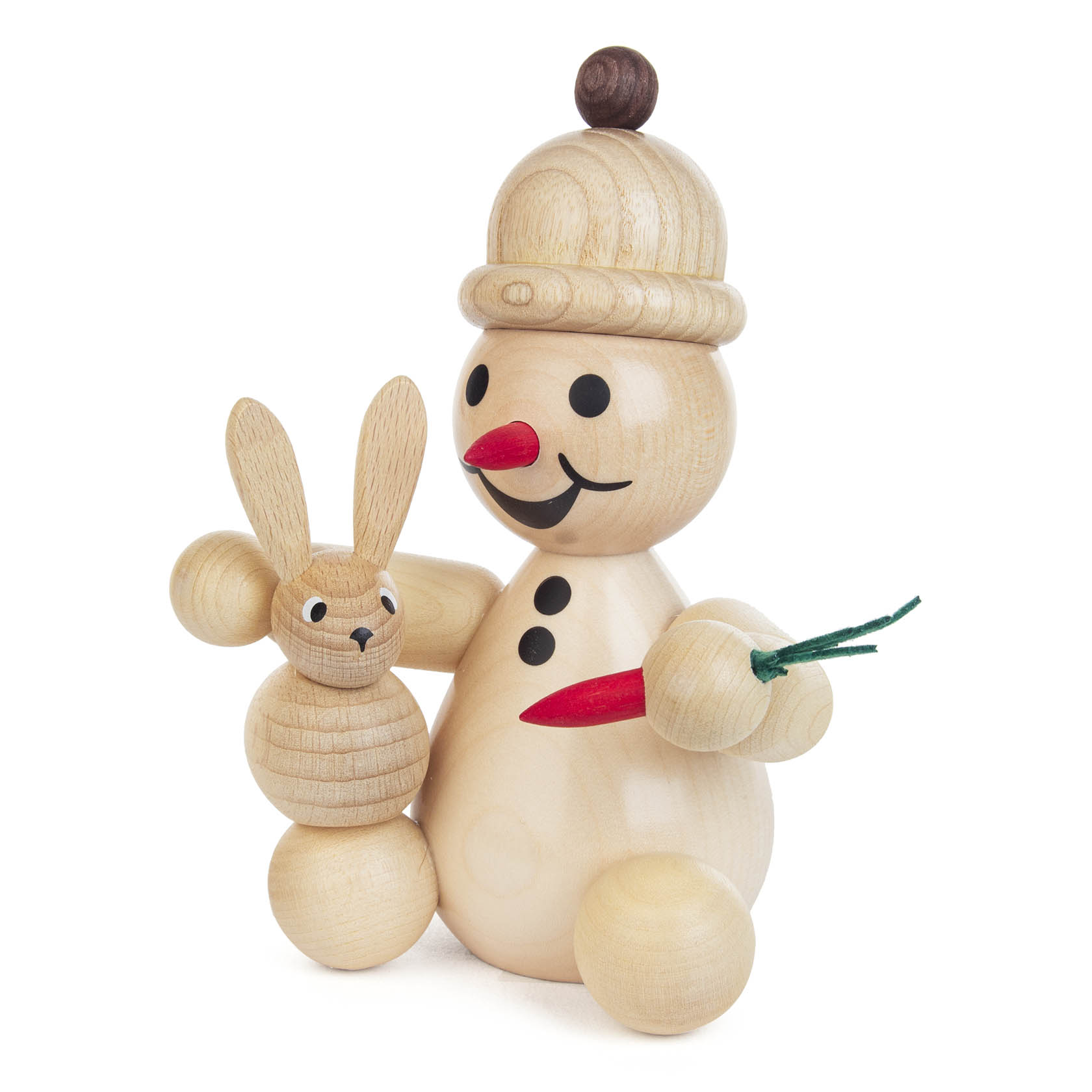 Ein hölzerner, lächelnder Schneemann mit einer Mütze, sitzend neben einem hölzernen Hasen. Der Schneemann hält eine kleine rote Karotte. im Dregeno Online Shop günstig kaufen