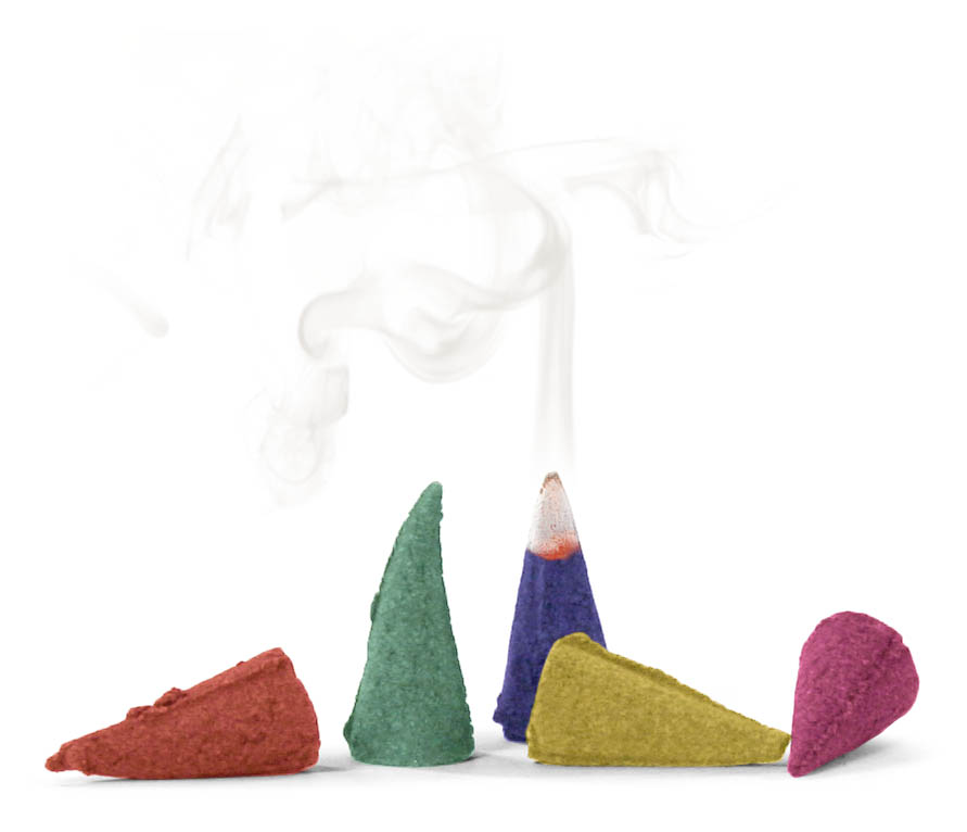 Fünf unterschiedlich farbige Räucherkerzen in Kegel-Form mit Rauch, die Marken-Geschmackrichtungen Apfel, Melone, Pfirsich, Erdbeere und Aprikose darstellen.