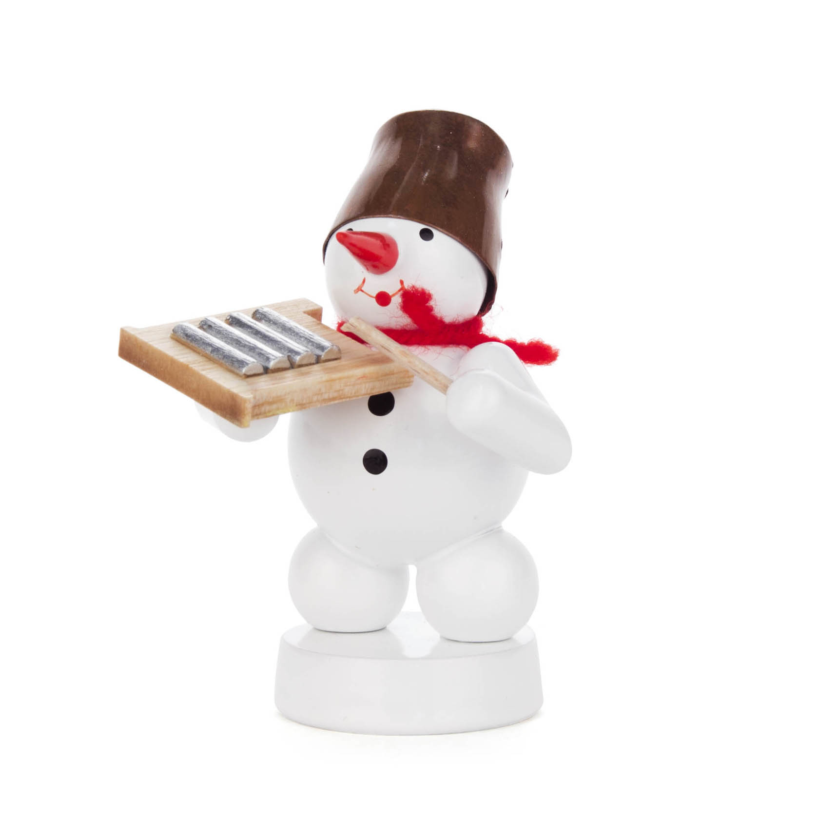 A small snowman figurine with a brown bucket as a hat and a red scarf holding a washboard. im Dregeno Online Shop günstig kaufen