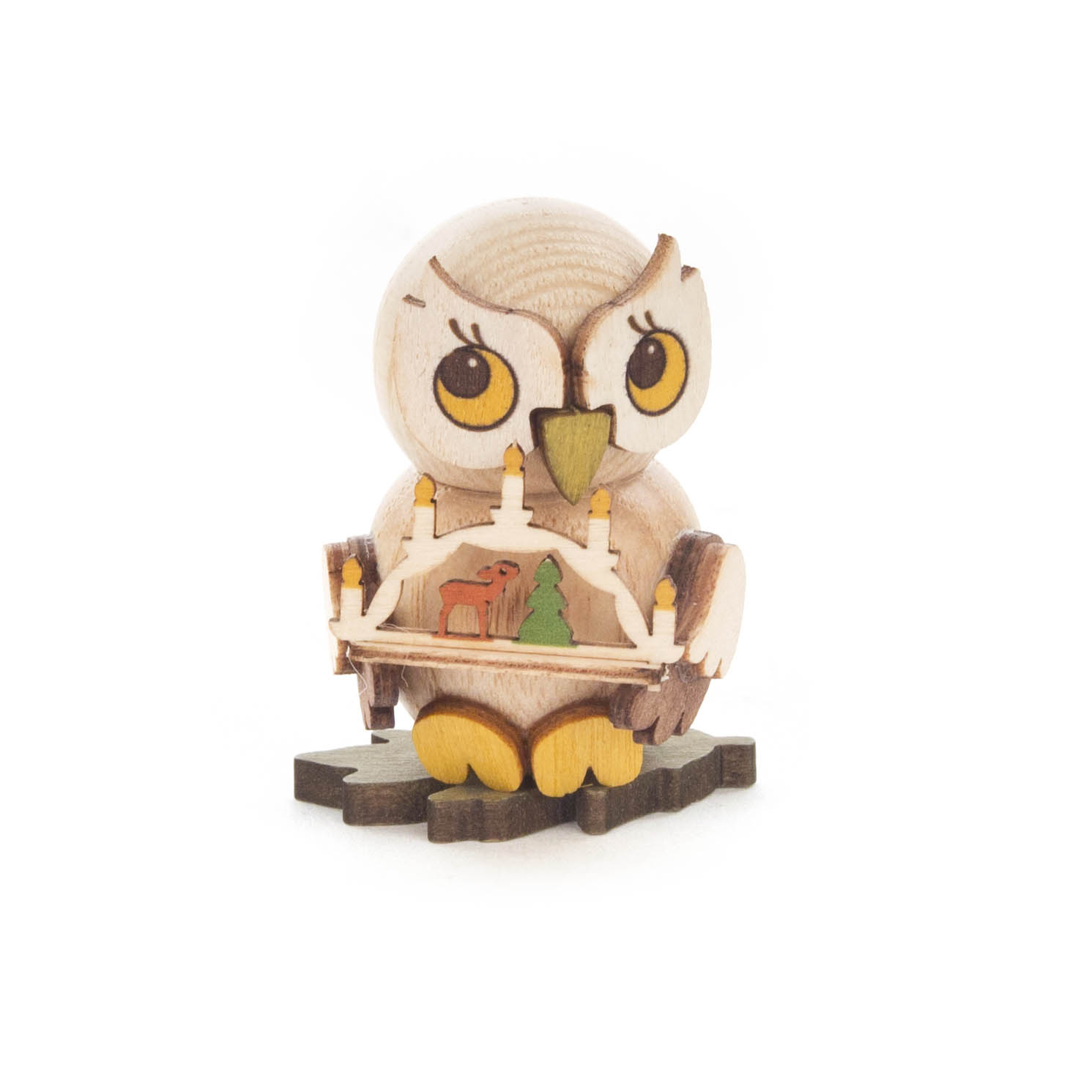 Eine Holzeule hält einen kleinen Schwibbogen mit Bäumen und einem Rentier in den Flügeln. im Dregeno Online Shop günstig kaufen