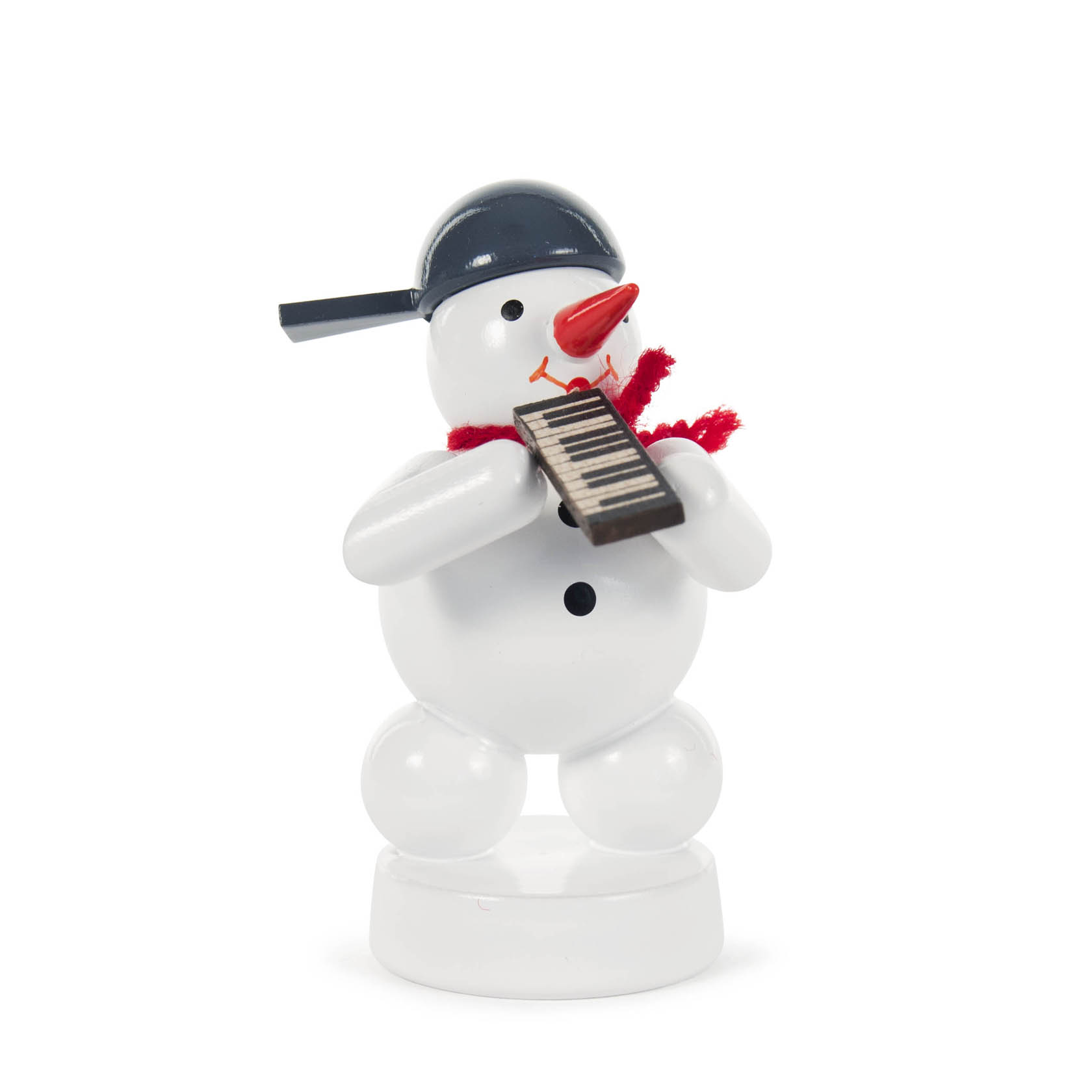 Kleiner Schneemann aus Keramik trägt eine blaue Mütze und spielt auf einem Melodica-ähnlichen Instrument, roter Schal um den Hals. im Dregeno Online Shop günstig kaufen