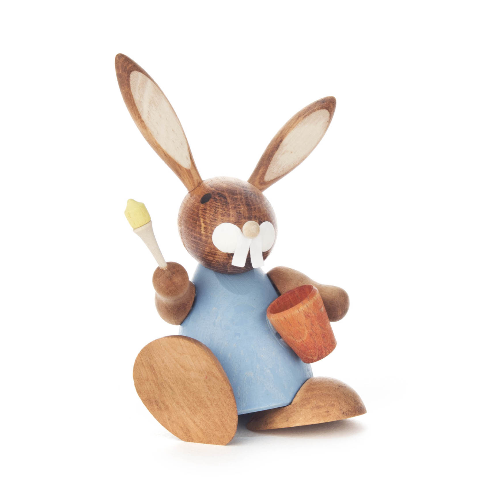Holzhase in blauem Kleid hält einen Pinsel mit gelber Farbe in der einen Hand und einen Holz-Eimer in der anderen Hand. im Dregeno Online Shop günstig kaufen