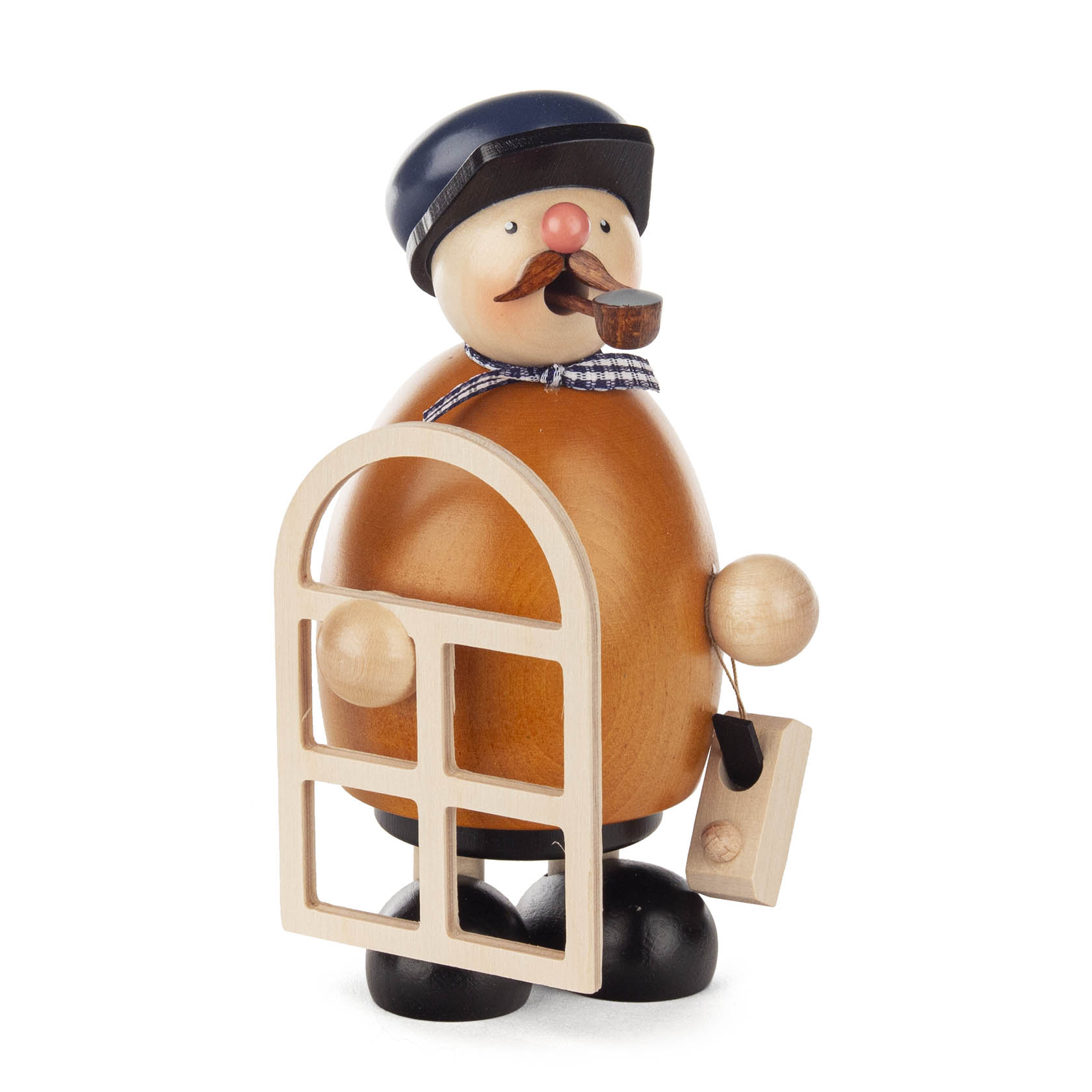 Ein traditioneller Räuchermann dargestellt als Tischler mit Schnurrbart, Pfeife im Mund, trägt eine blaue Mütze und hält ein Holzfenster.