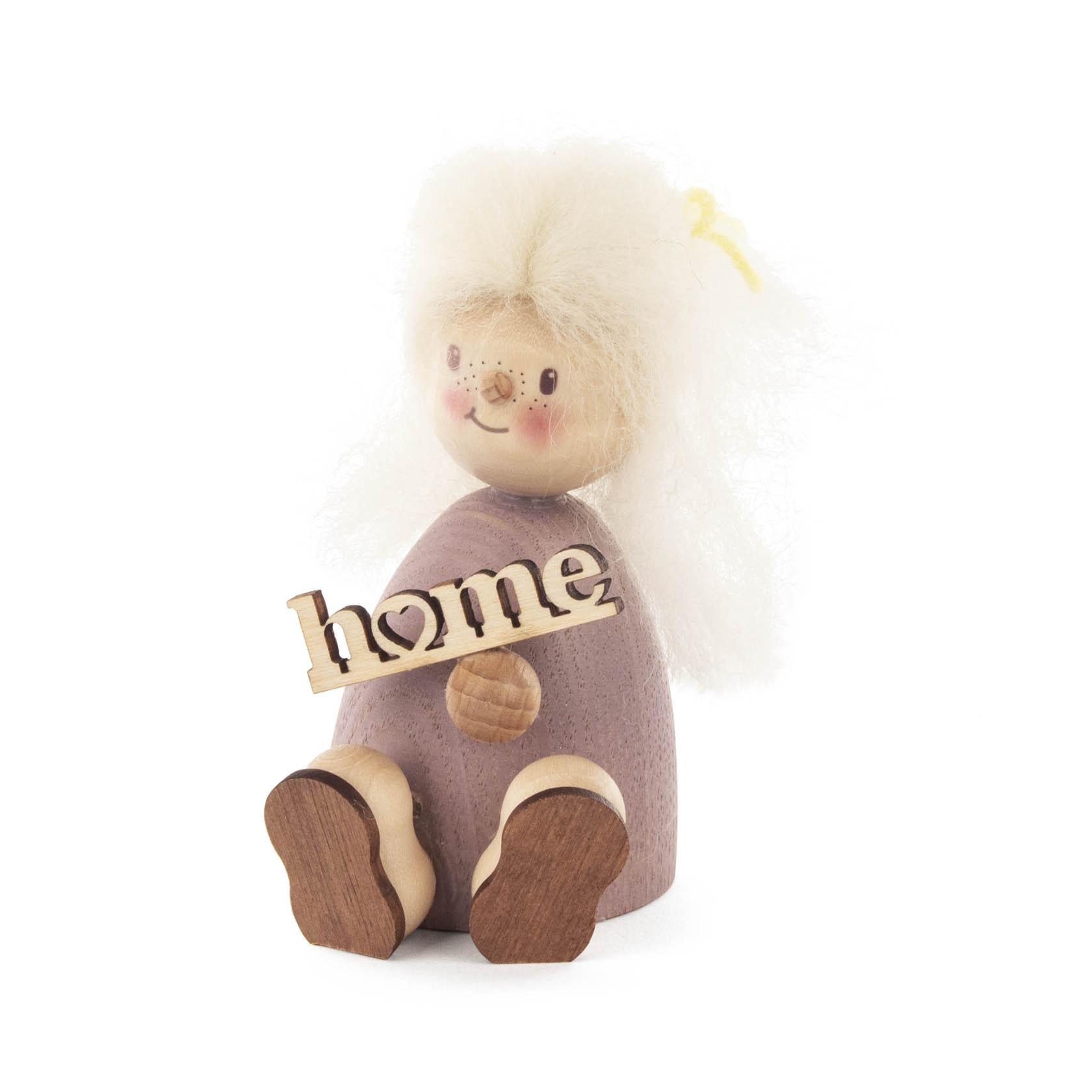 Holzfigur Finja mit langen, weißen Haaren hält ein Schild aus Holz mit dem Schriftzug 'home' in den Händen. Sie trägt ein lila Kleid und hat braune Schuhe. im Dregeno Online Shop günstig kaufen