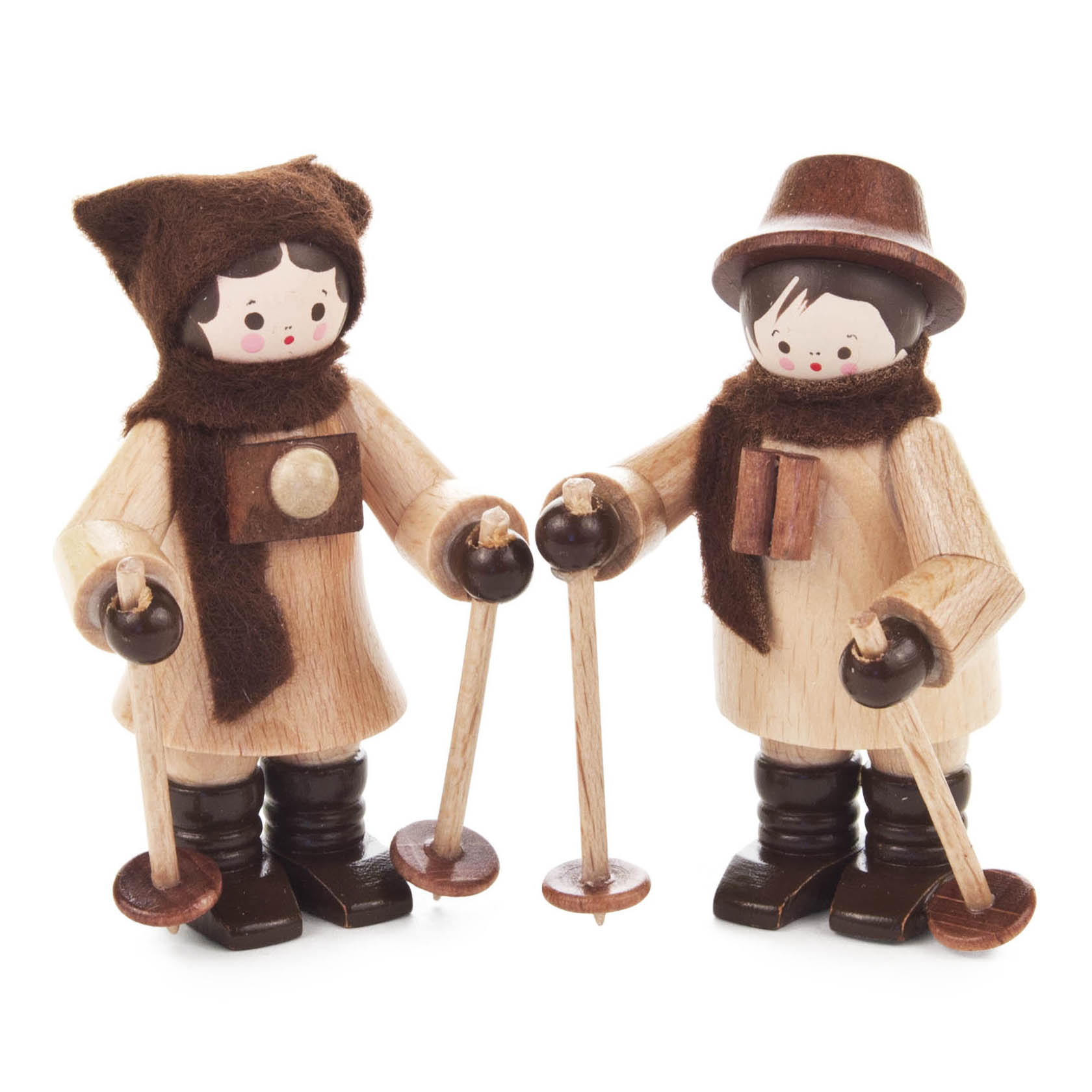 Zwei Holzfiguren in winterlicher Kleidung, die als Nordic-Walker-Paar dargestellt sind. Sie tragen Mützen und Schals sowie Stöcke in den Händen. im Dregeno Online Shop günstig kaufen