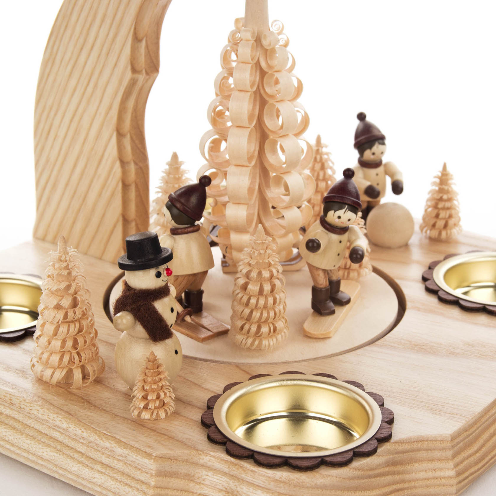 Holzpyramide mit Szenen von Skifahrern, einem Schneemann und Bäumen, geeignet für Teelichter.