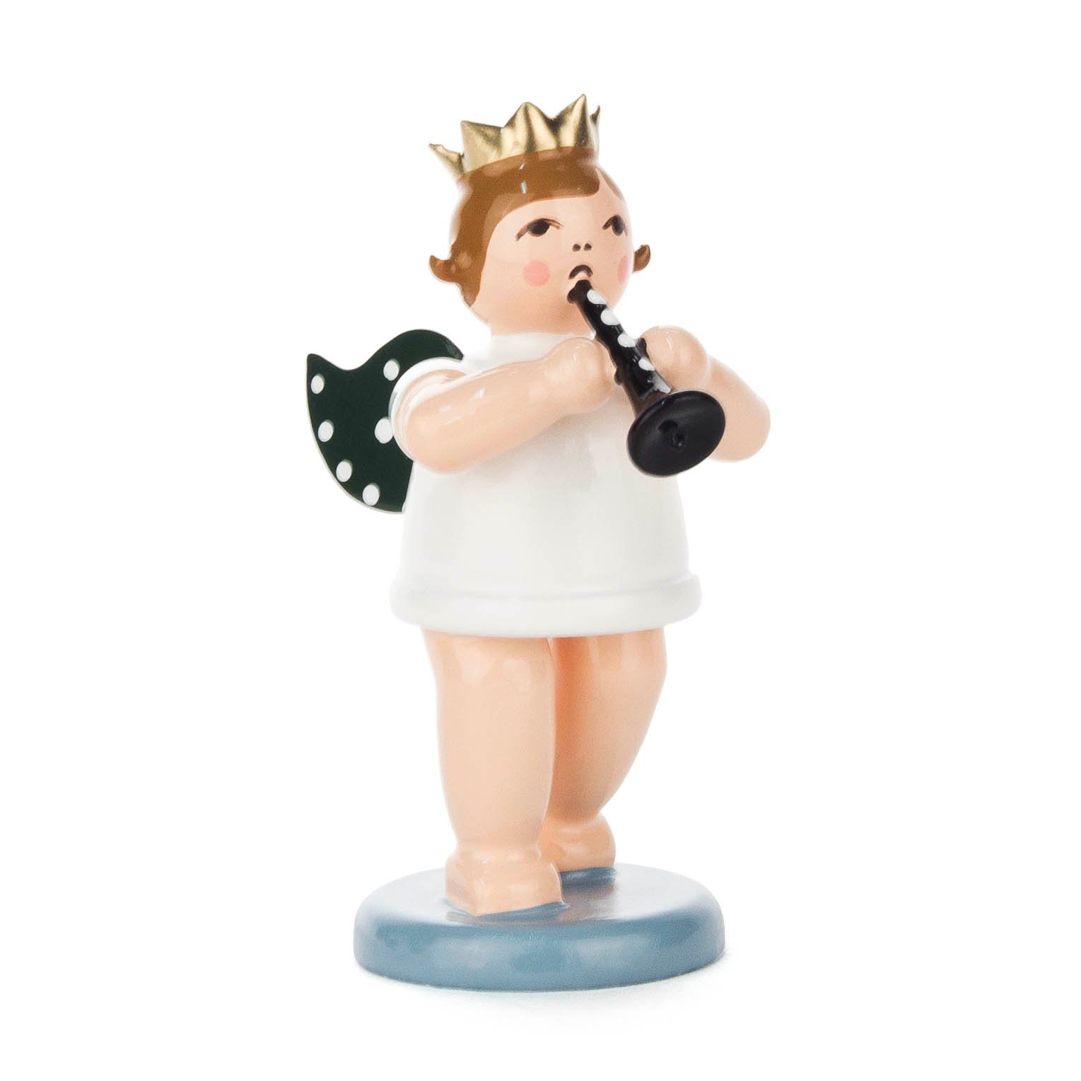 A figurine of an angel with a golden crown, playing a black flute. The angel has polka-dotted green wings and stands on a blue base. im Dregeno Online Shop günstig kaufen