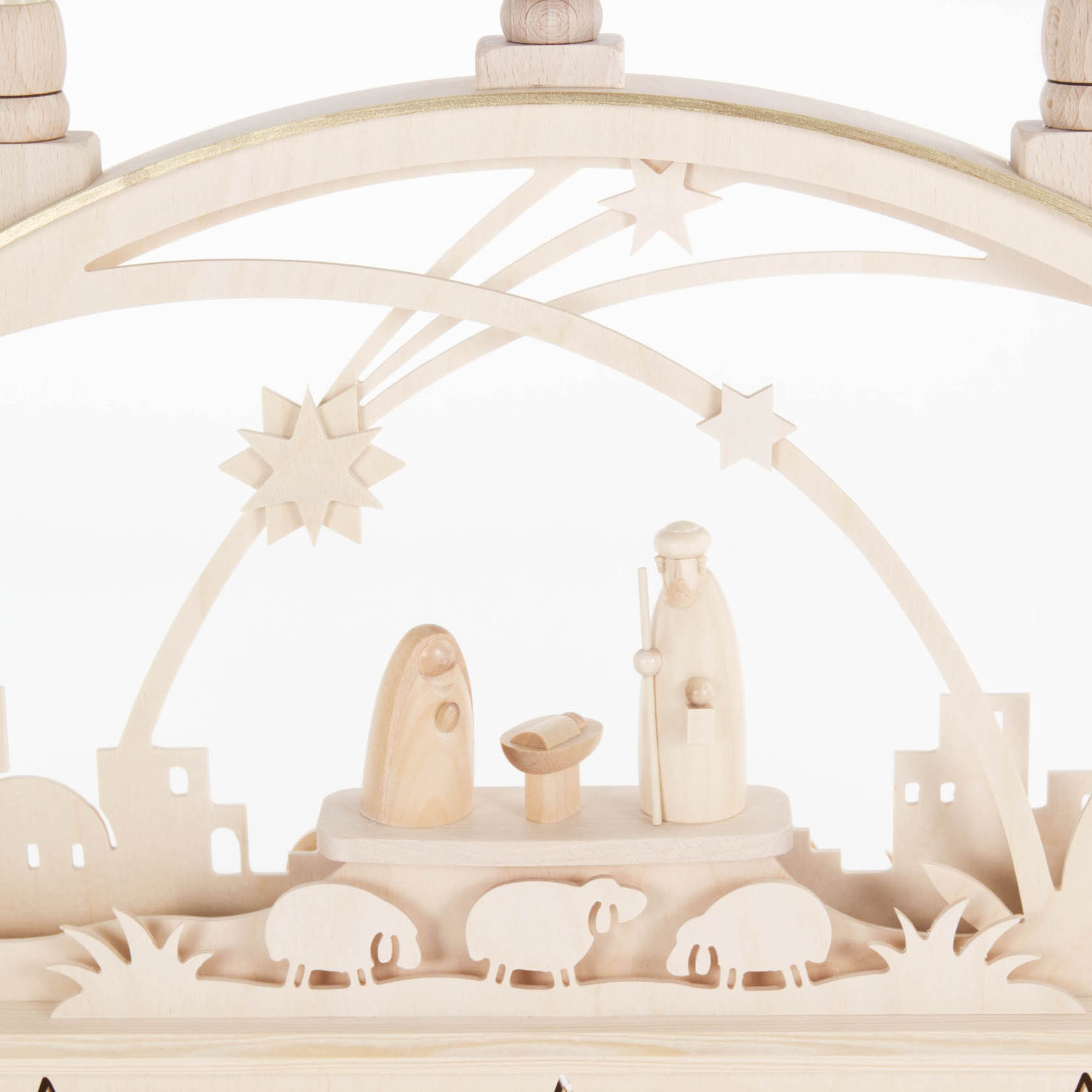 Holzschwibbogen mit Darstellung der Geburt Christi. Maria, Josef und Krippe unter Sternenbogen, umgeben von Schafen, elektrisch beleuchtet.
