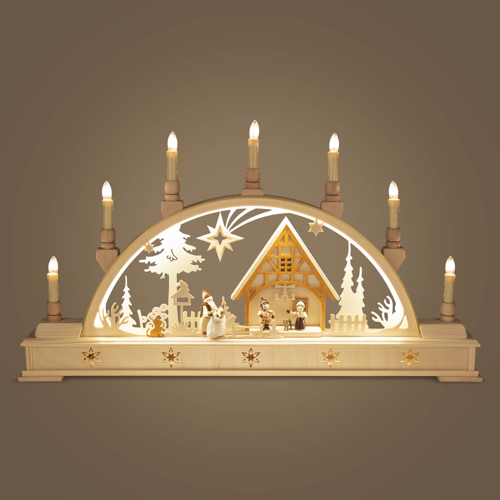 Ein elektrisch beleuchteter Schwibbogen. Darauf sind eine weihnachtliche Szenerie mit Figuren, beleuchtete Kerzen auf der Oberseite und ein Haus zu sehen.