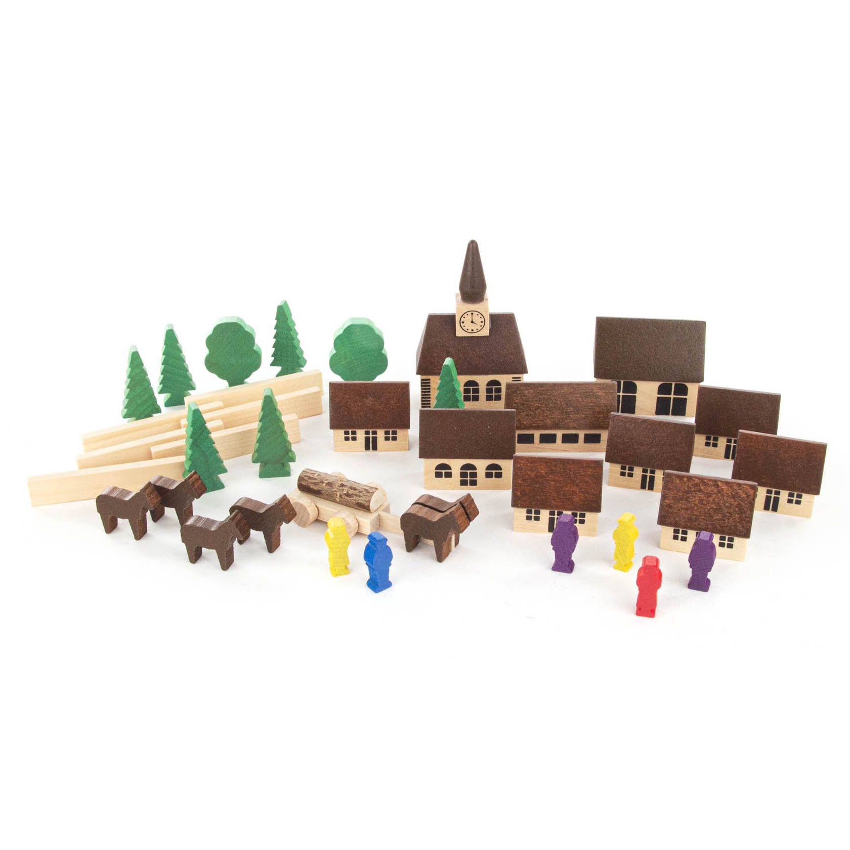 Ein erzgebirgisches Dorf aus Holzspielzeug mit mehreren Häusern, einer Kirche mit Uhrturm, grüne Tannen, Holzstapel, Pferde und bunte Figuren.