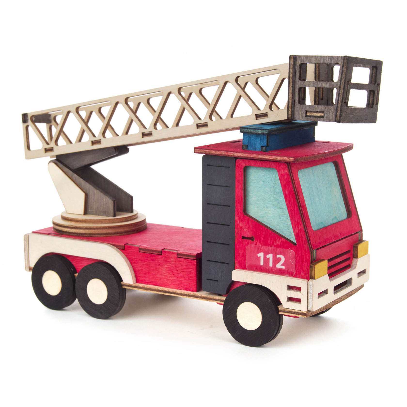 Holzmodel eines roten Feuerwehrautos mit Leiter auf dem Dach, bestehend aus Einzelteilen zum Zusammenbauen.