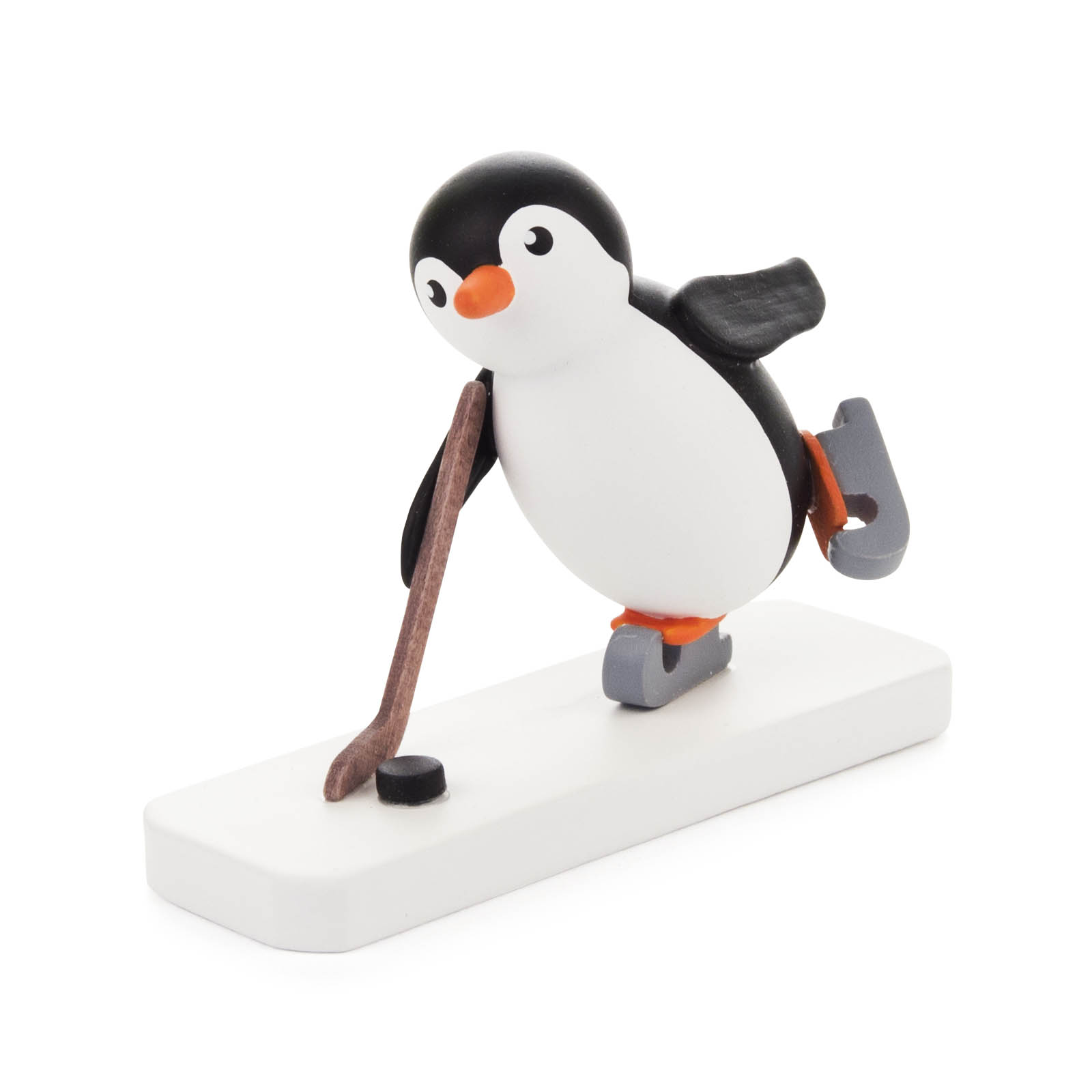 Niedliche Figur eines Pinguins auf Schlittschuhen, mit einem Hockeyschläger und Puck auf einer weißen Basis, spielerisch in Bewegung dargestellt. im Dregeno Online Shop günstig kaufen
